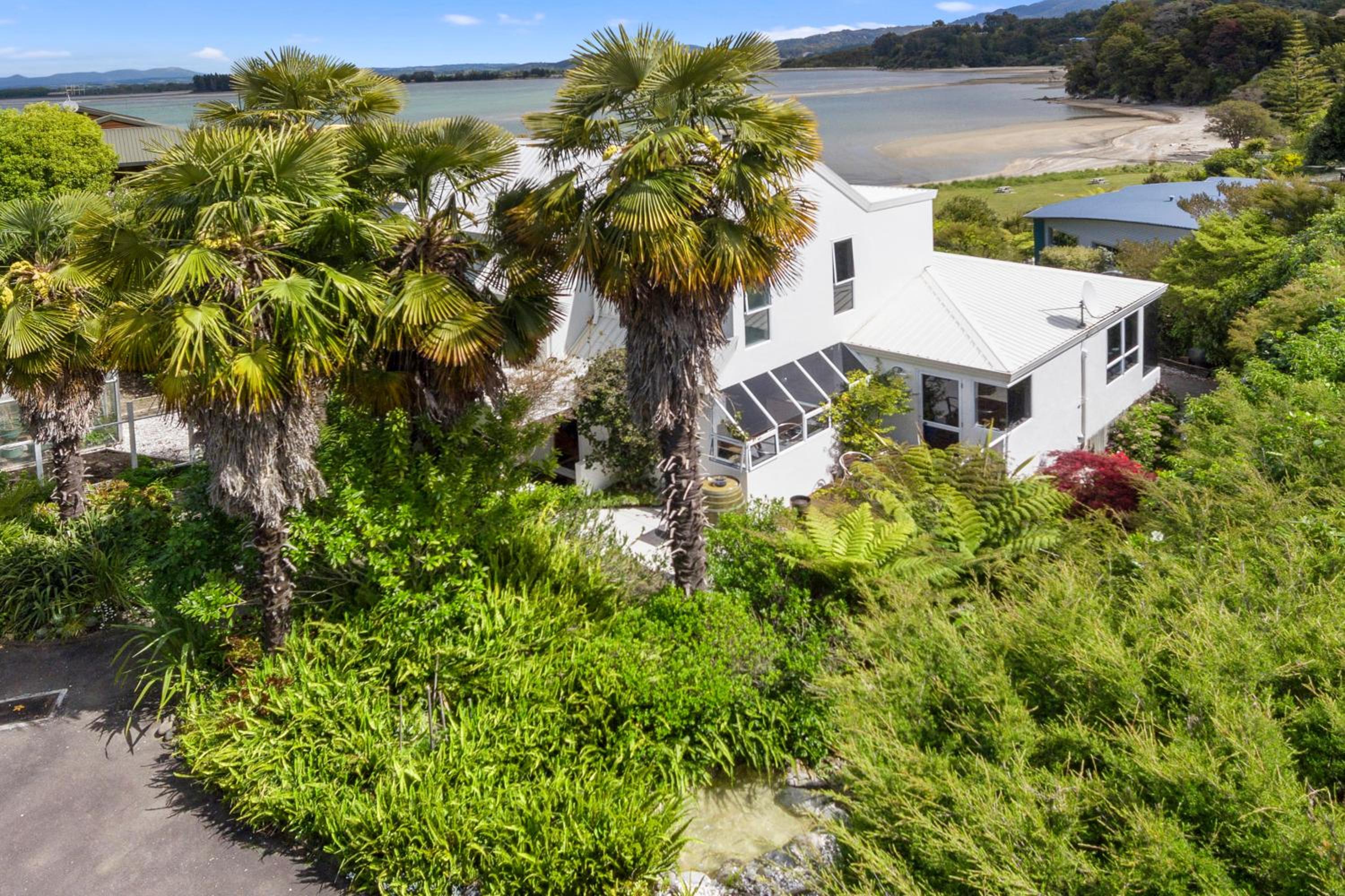 BEACH FRONT:Palms-on-the-beach.KAITERITERI. view 5