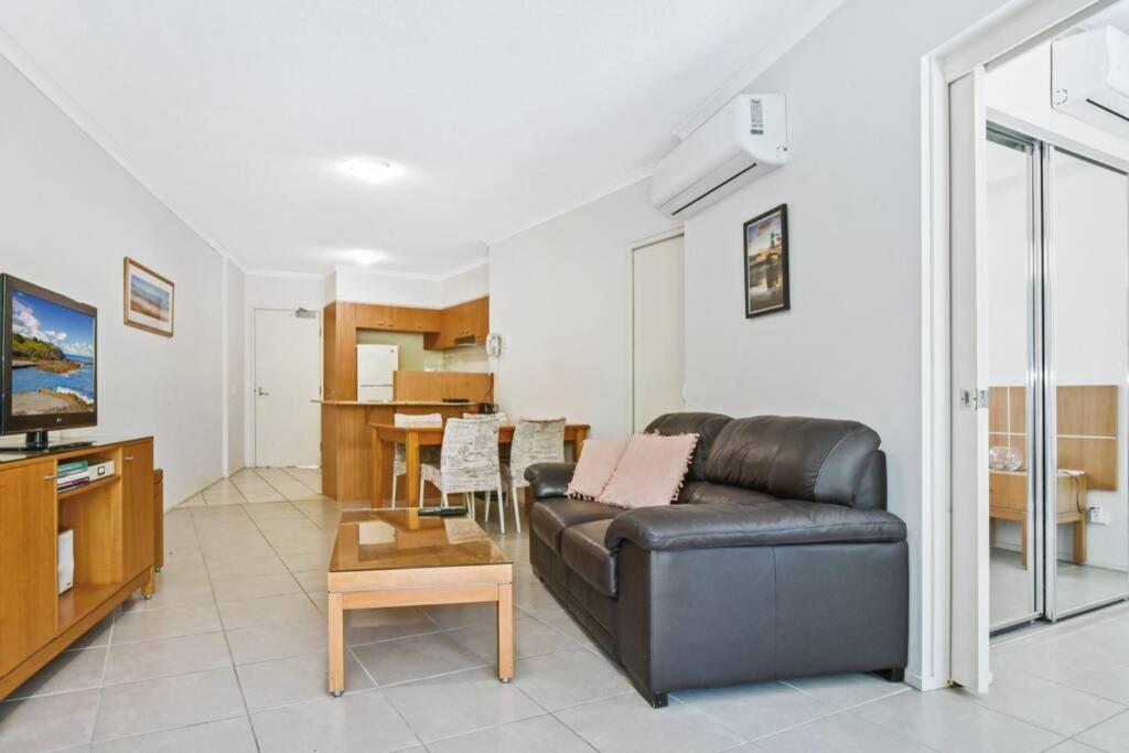 Beachside 1-Bedroom Apartment -Alex and Mooloolaba