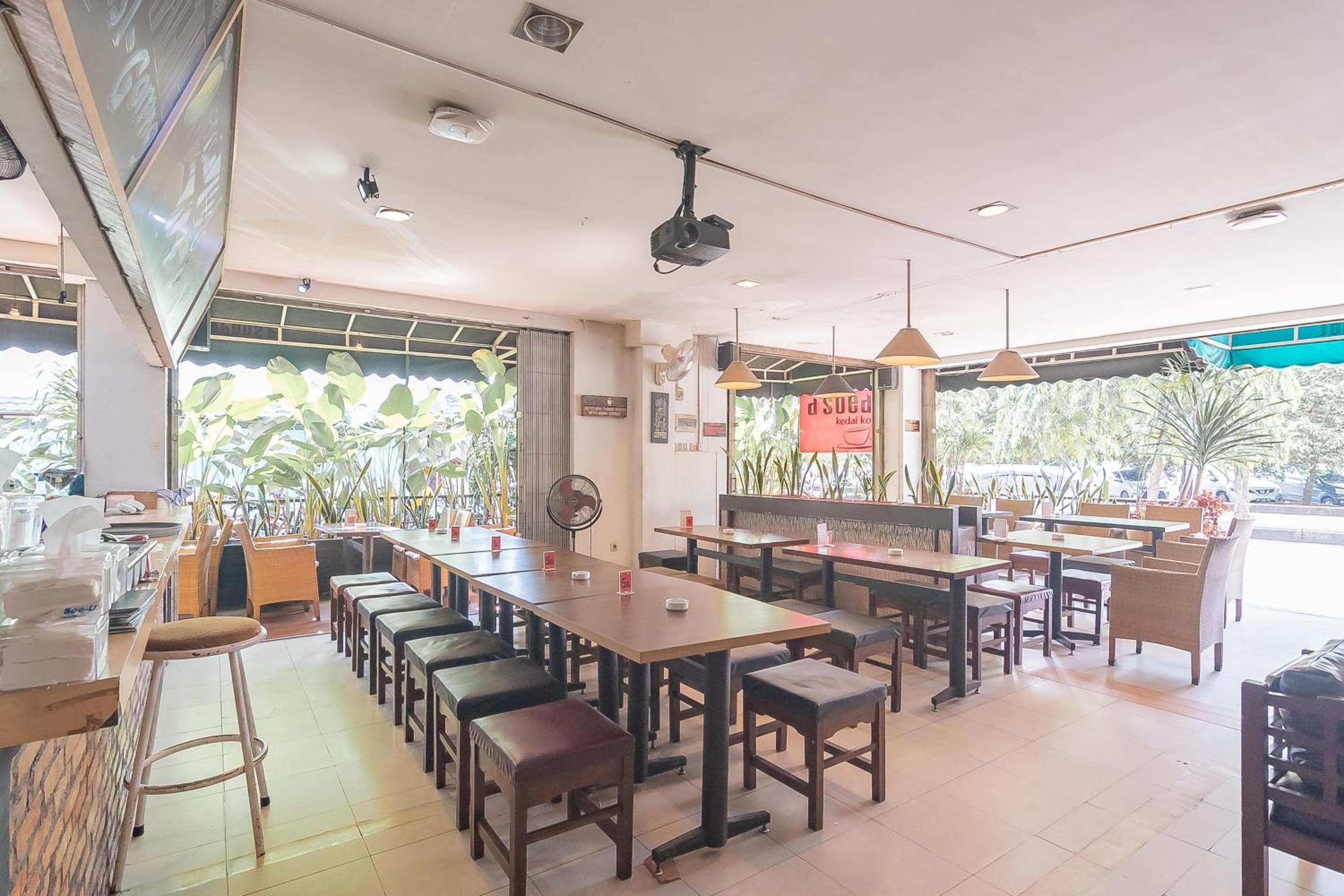 RedDoorz at H Agus Salim Street Pontianak view 2