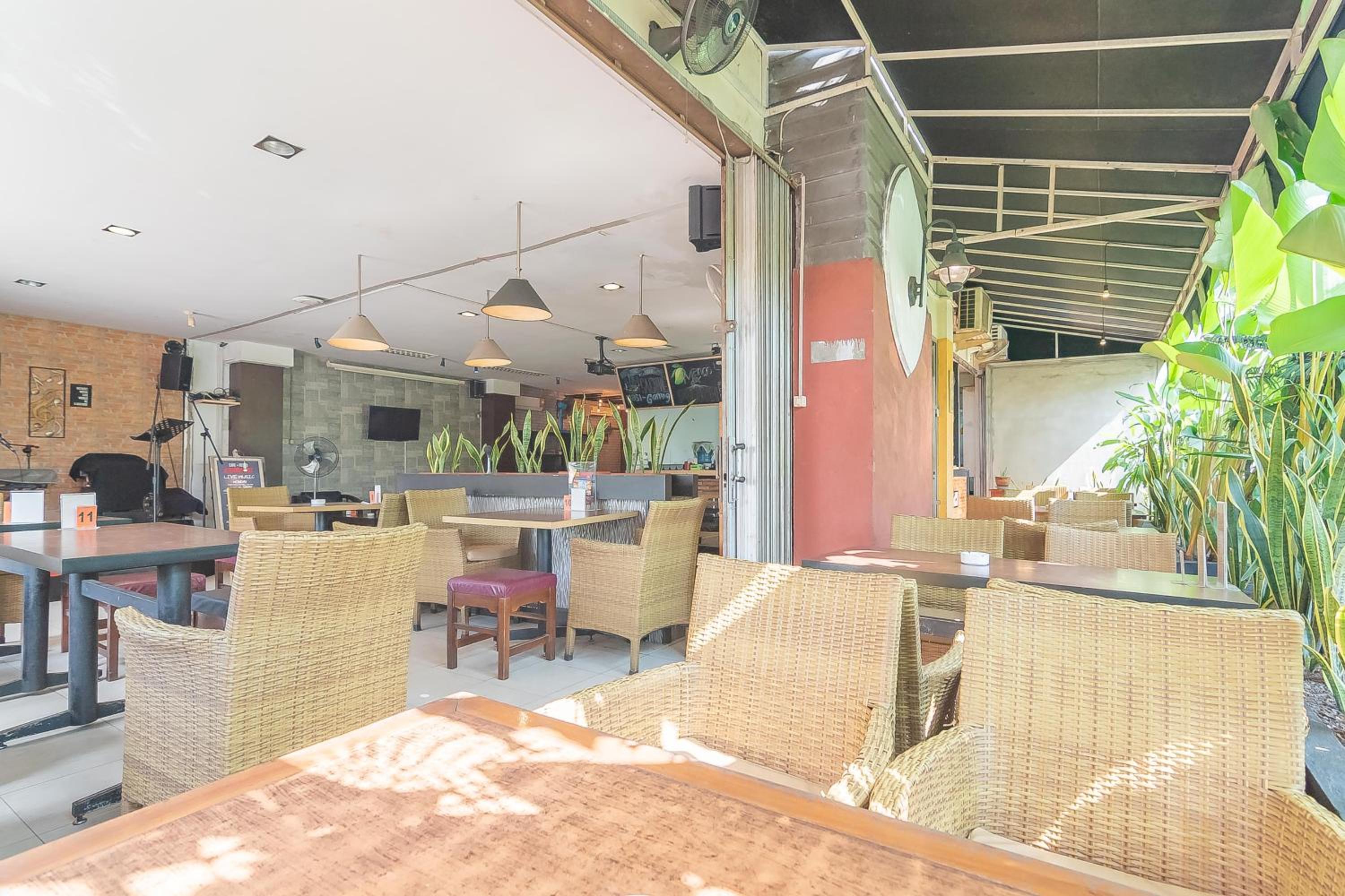 RedDoorz at H Agus Salim Street Pontianak view 5