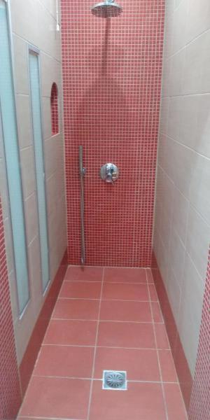 Asterolithos en Fira — bathroom