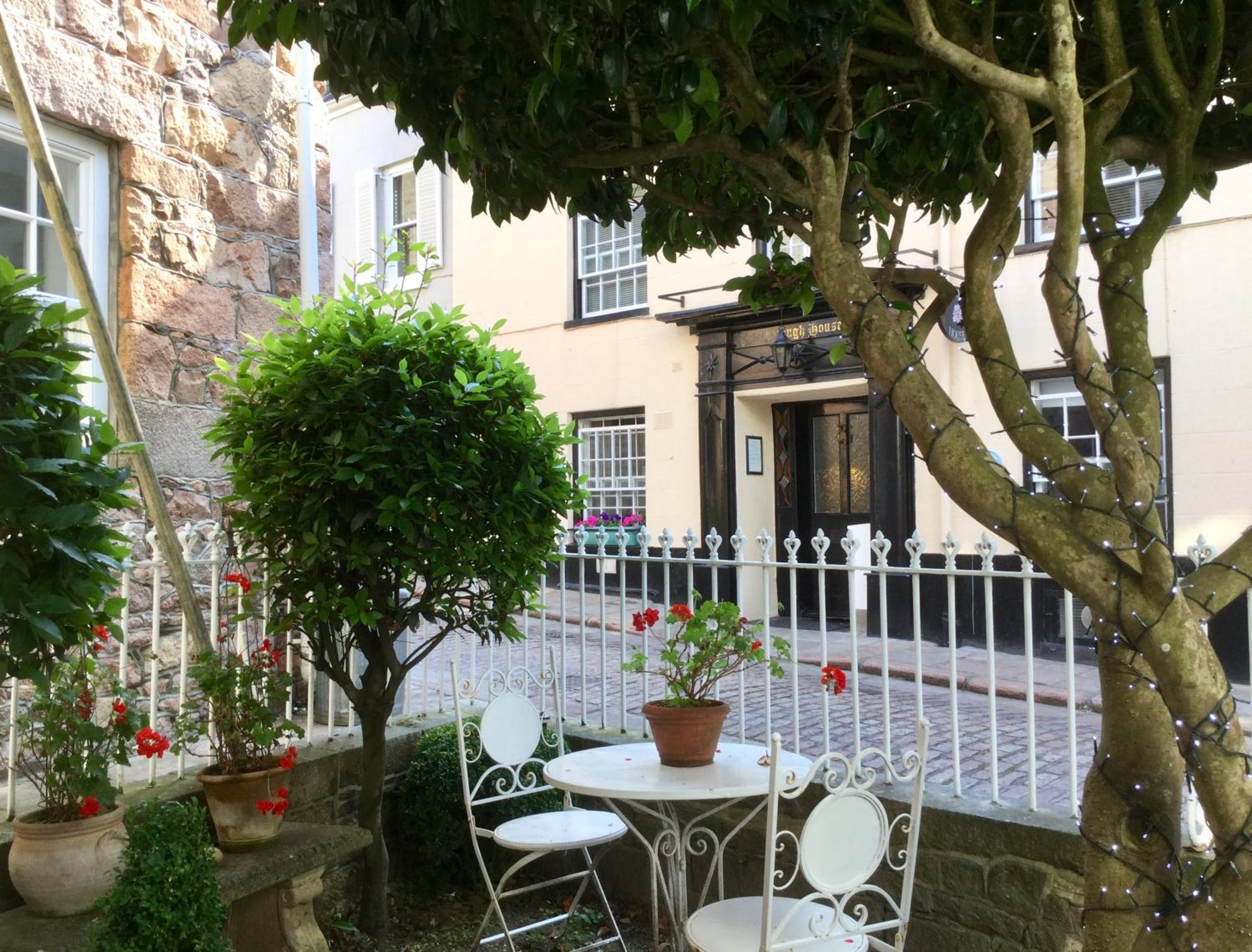 Fabulous Apartment in Historic House in St Aubin view 3