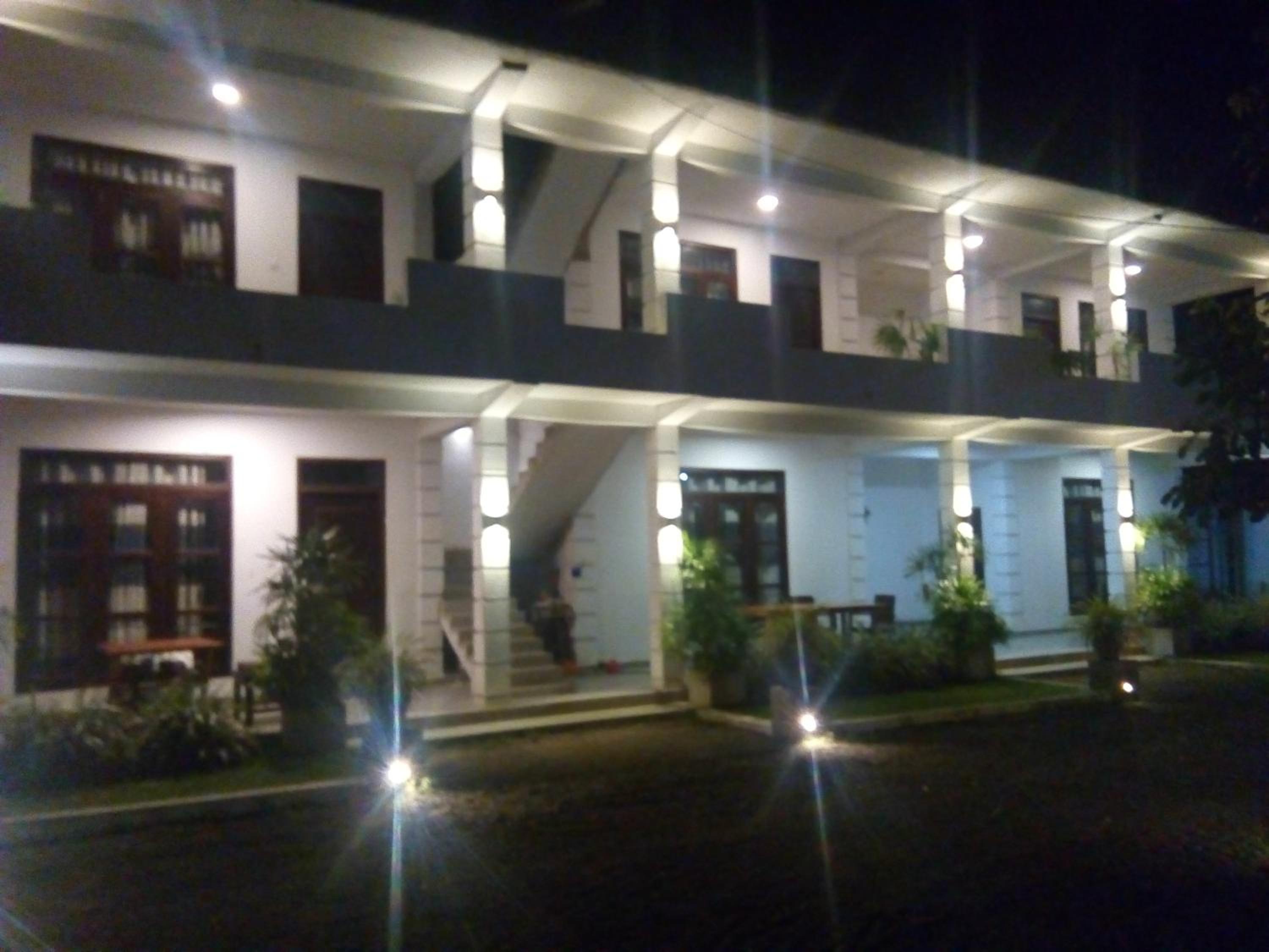 Airport Grand Holiday Home