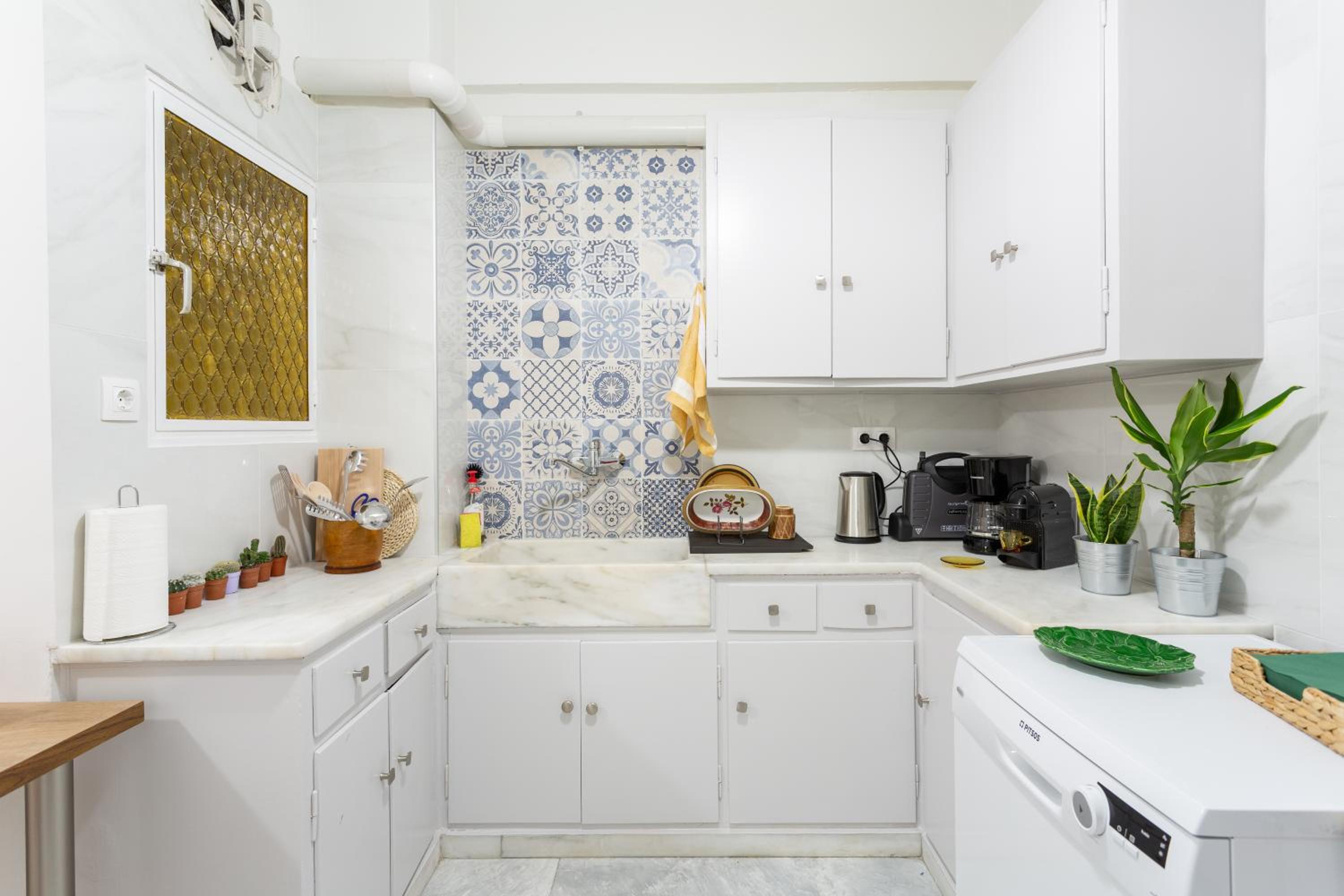 A Short Walk to Syntagma and Plaka by Athenian Homes