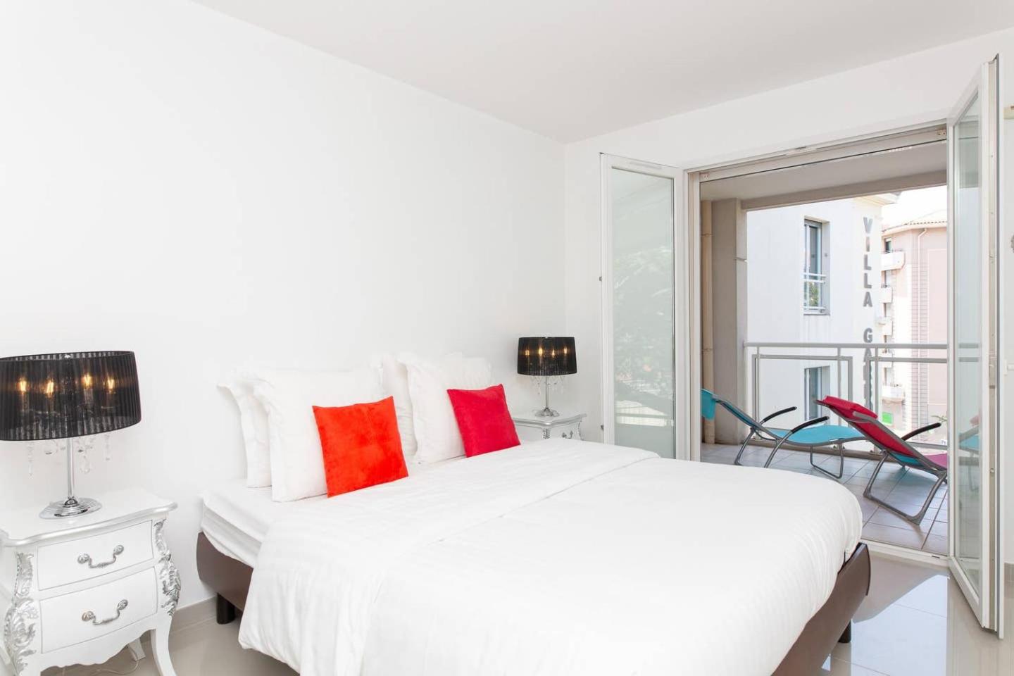 MARTINEZ HOTEL AREA: Modern 3 bedrooms w/ terrace view 2