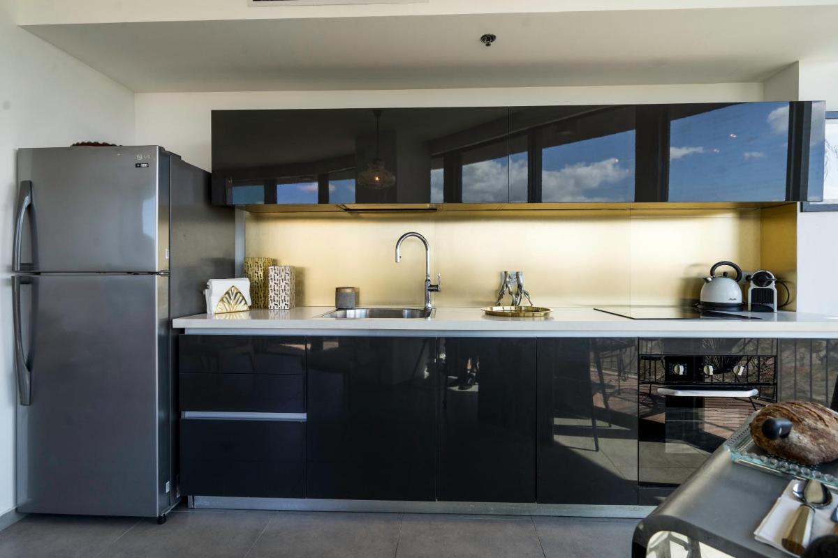Luxury Beach Apartment with Pool & Gym By Airsuite view 3