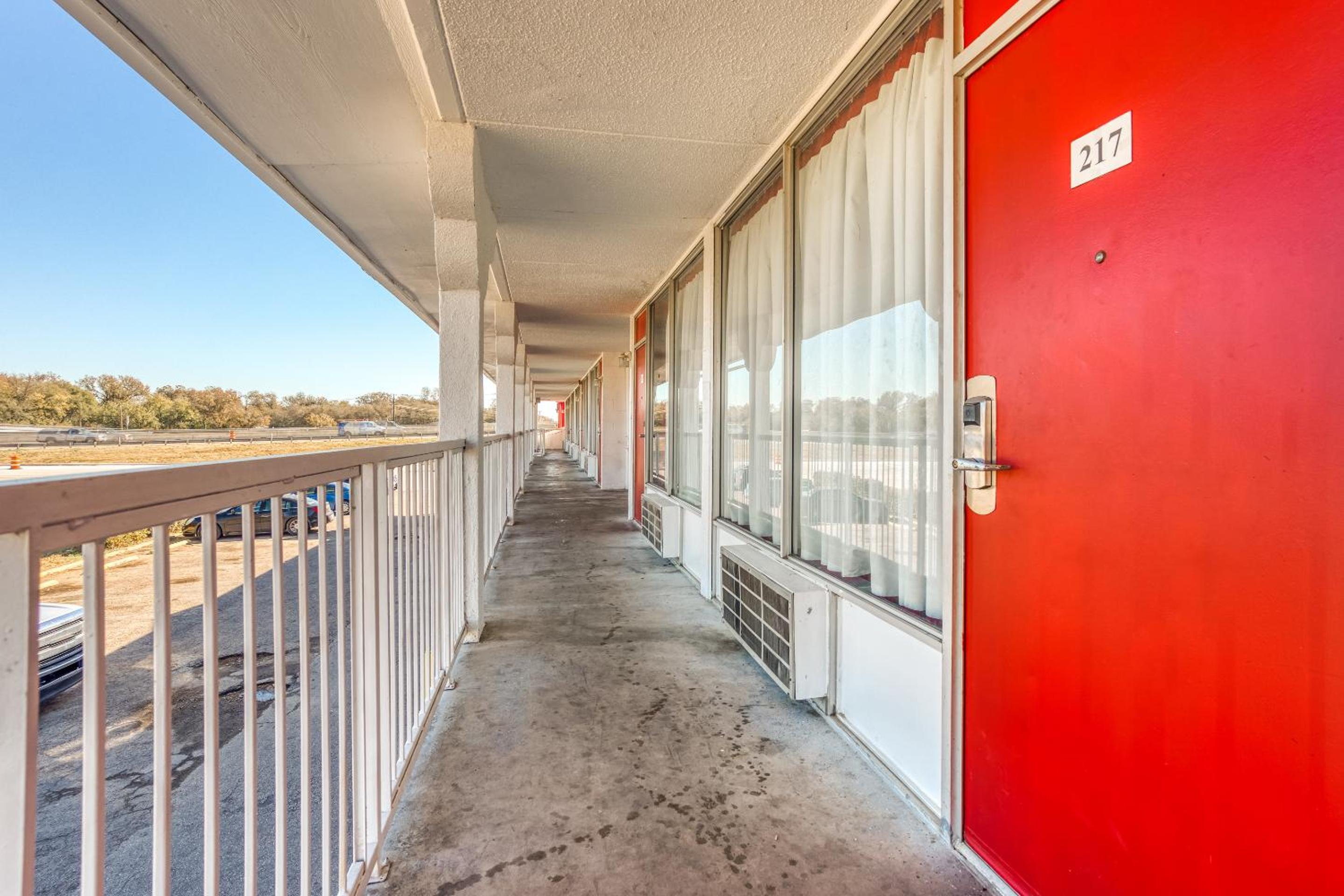 Waco Vacations - OYO Hotel Waco University Area I-35 - Property Image 53