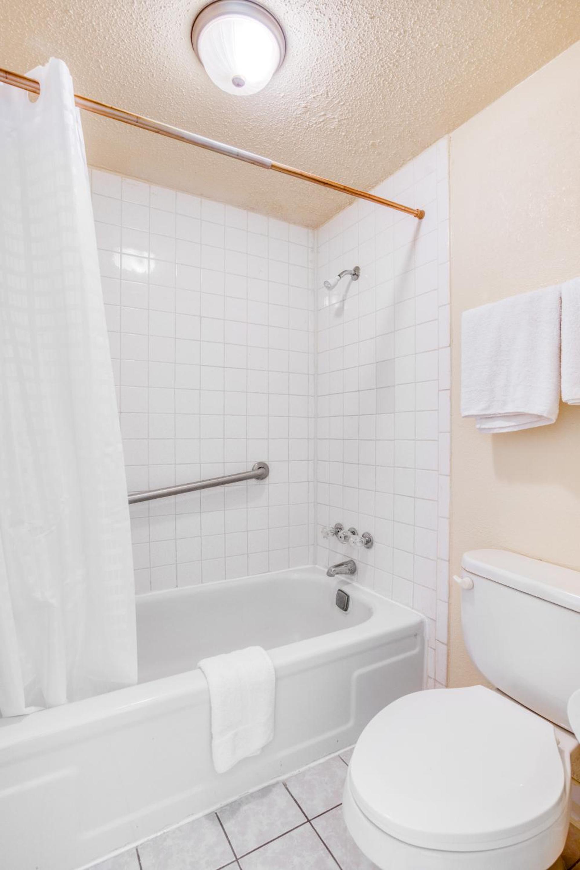 Waco Vacations - OYO Hotel Waco University Area I-35 - Property Image 39