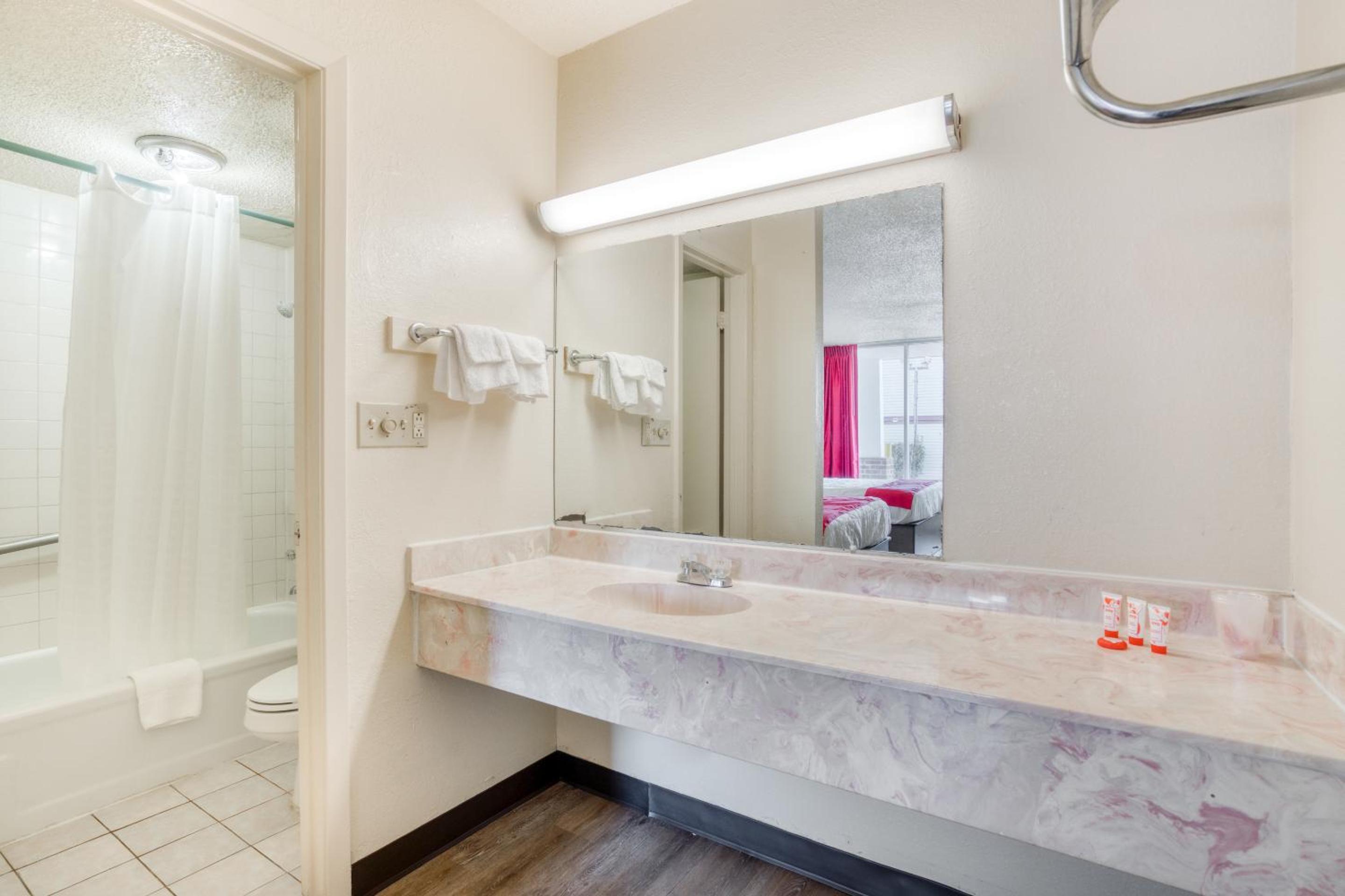 Waco Vacations - OYO Hotel Waco University Area I-35 - Property Image 49