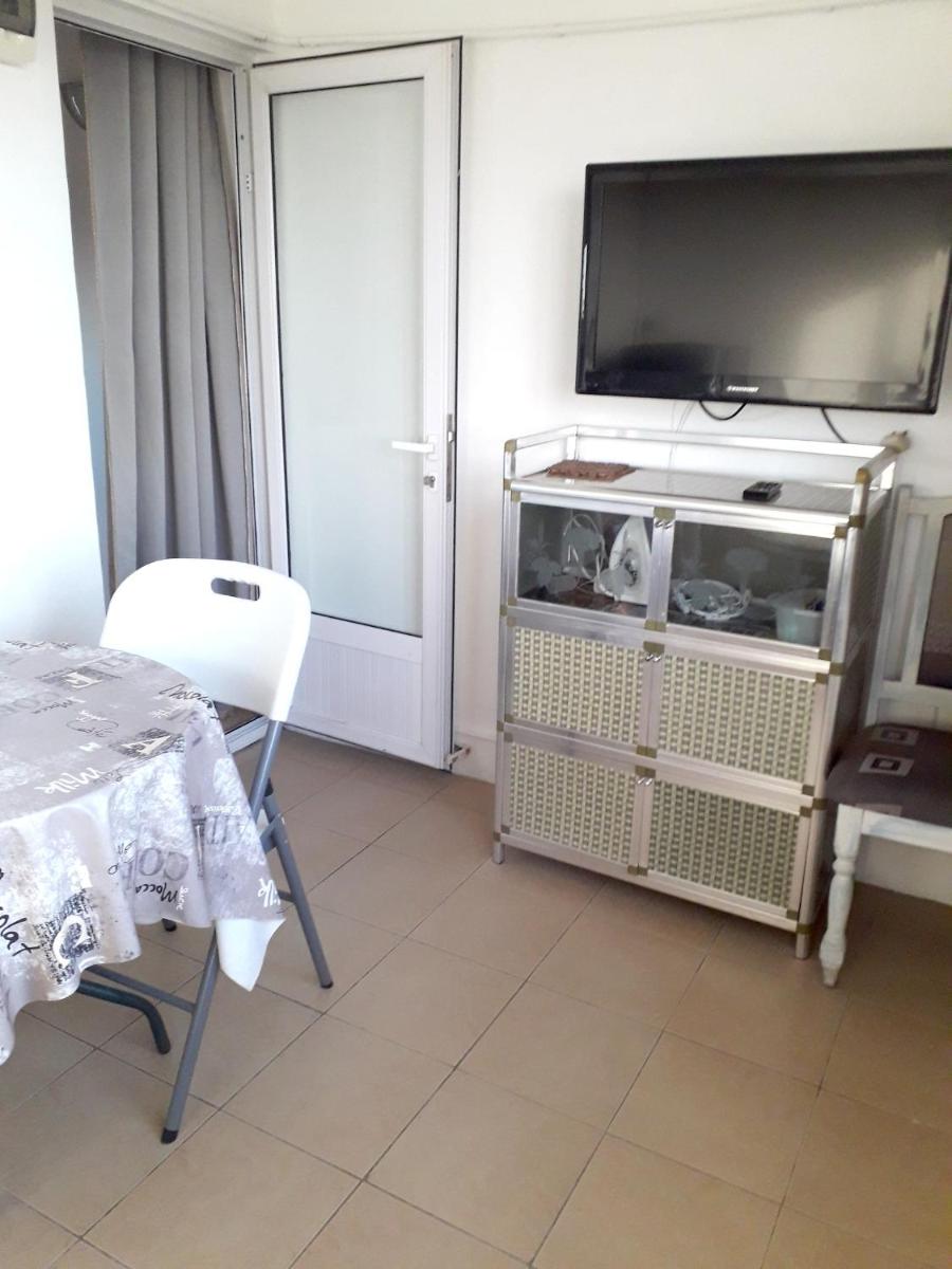 One bedroom appartement at Grand Baie 300 m away from the beach with sea view and wifi