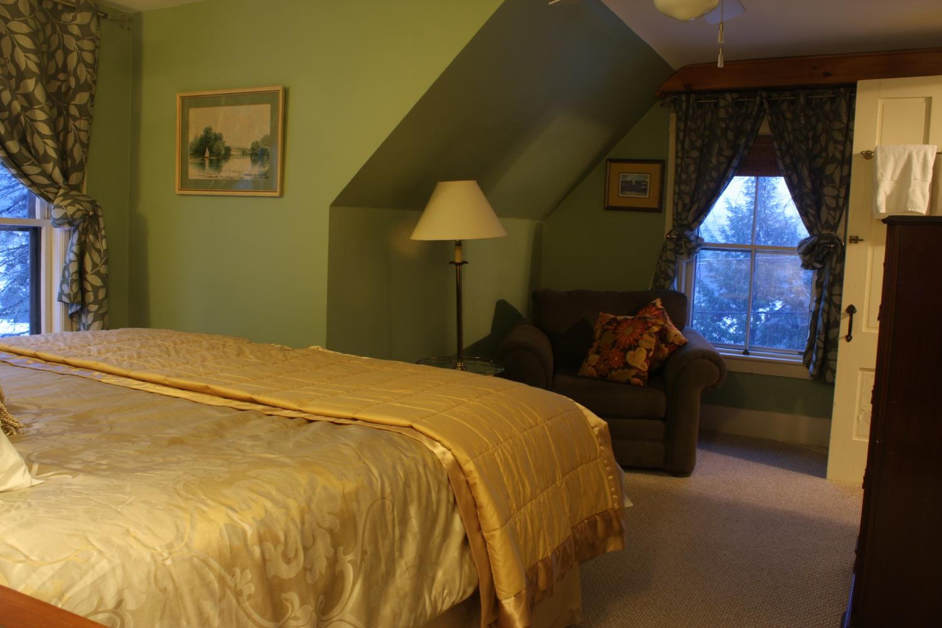 Follansbee Inn