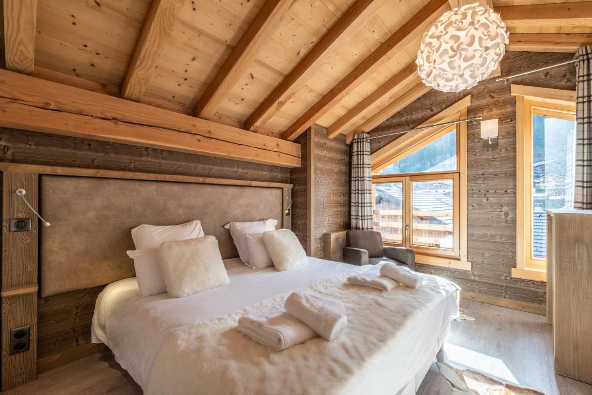 Chalet Hirondelle Morzine - by EMERALD STAY view 2