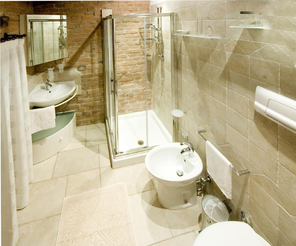 Aiceltis en Teolo — bathroom