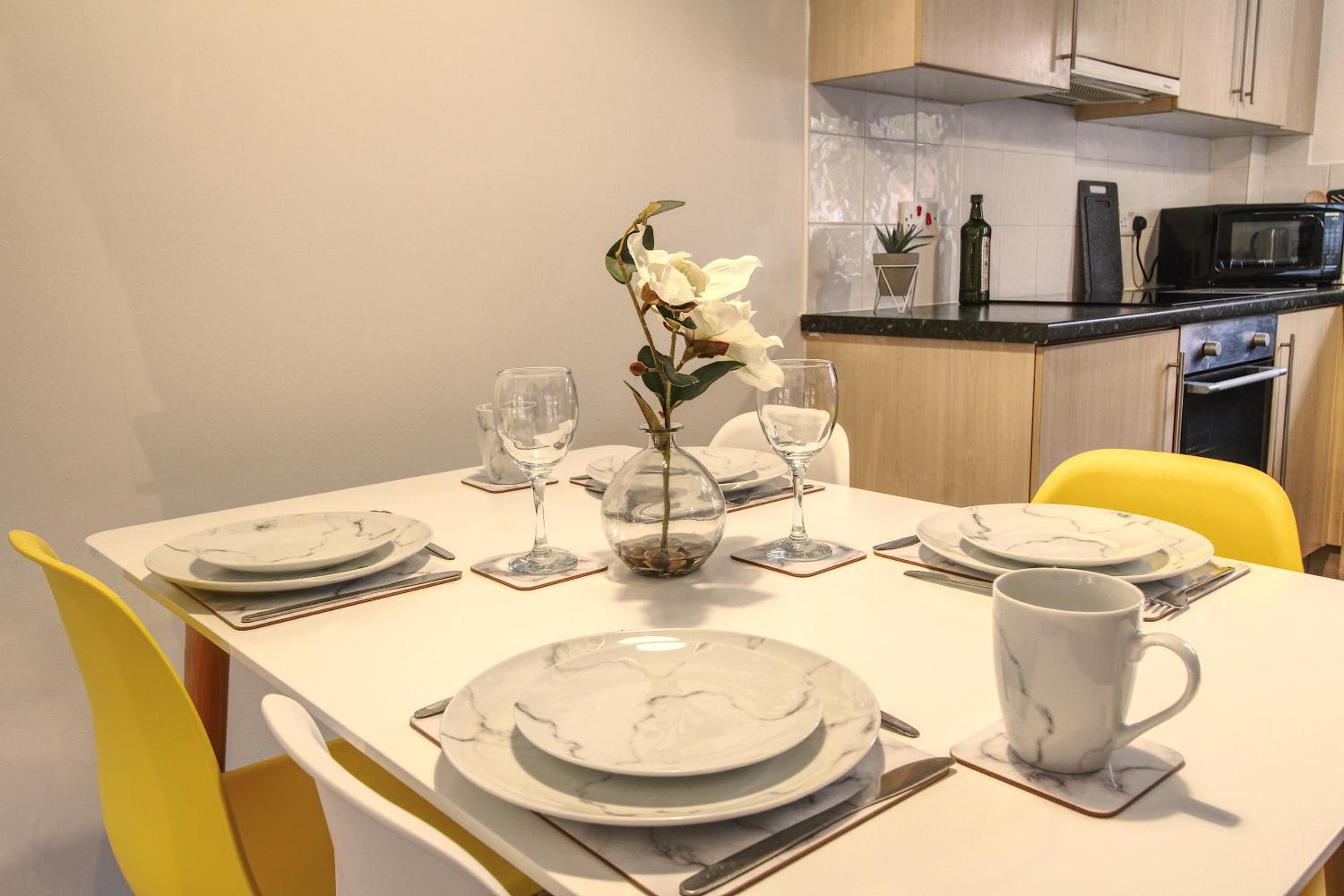 4 Dbl Beds, Modern Apartment, Free Parking and Home-from-home view 2
