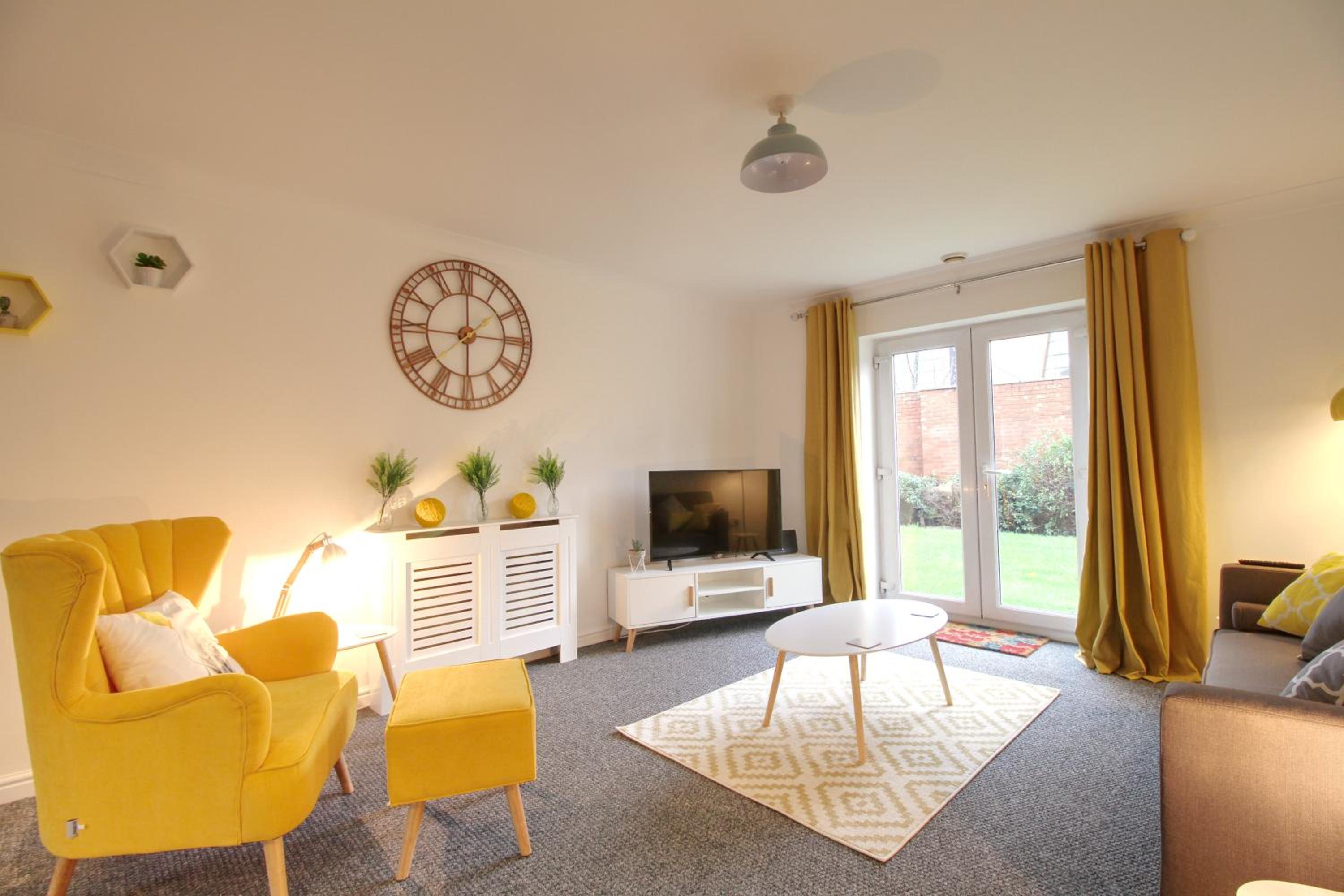 4 Dbl Beds, Modern Apartment, Free Parking and Home-from-home view 4