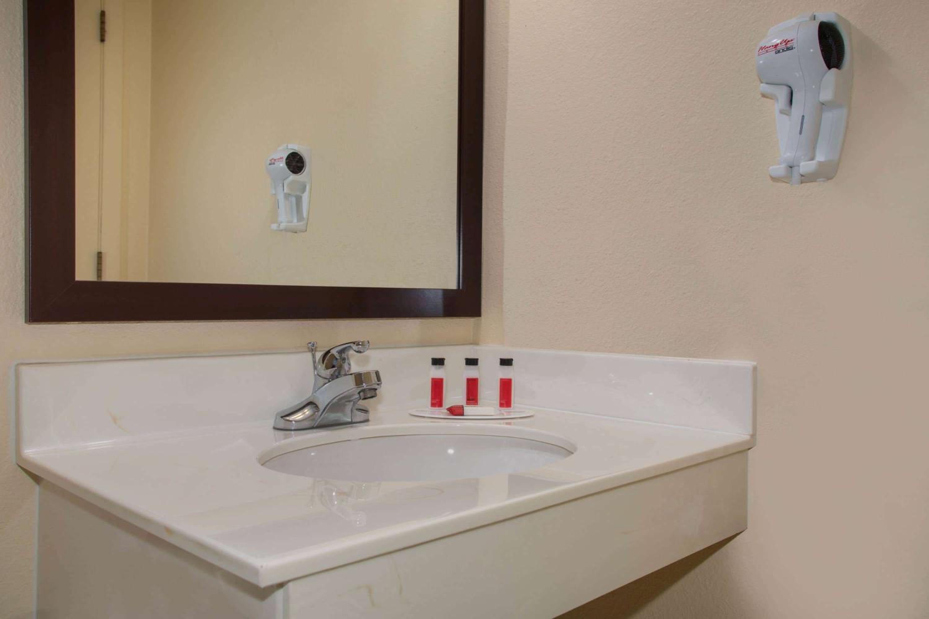 Jefferson City Vacations - Baymont by Wyndham Jefferson City - Property Image 11