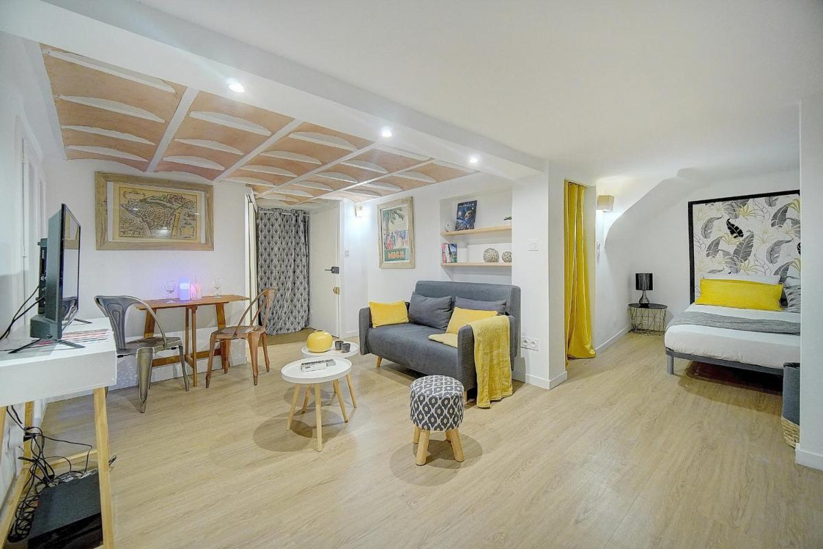 #31 Comfy place in the Old Town Balcony & AC 2Min to Beach photo 1