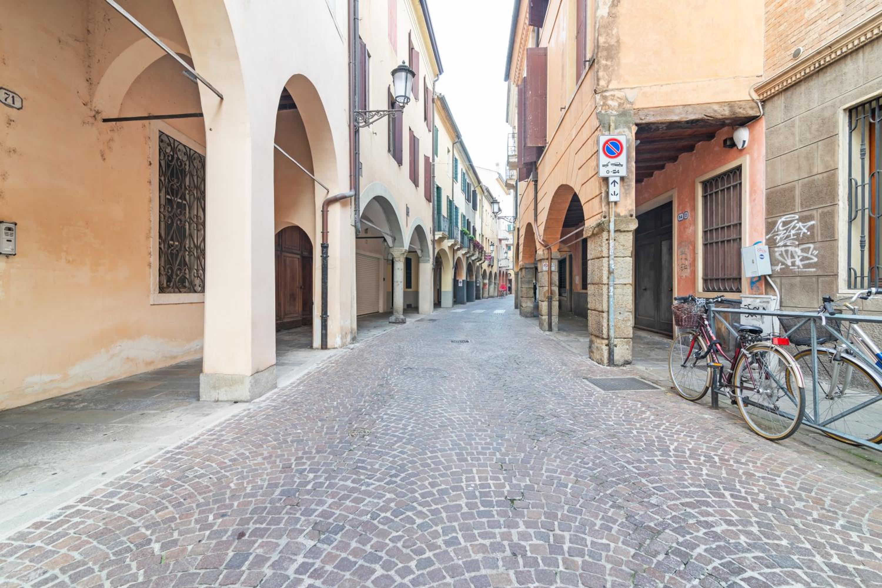 GuestHost - Padua Center Urban Flat view 2