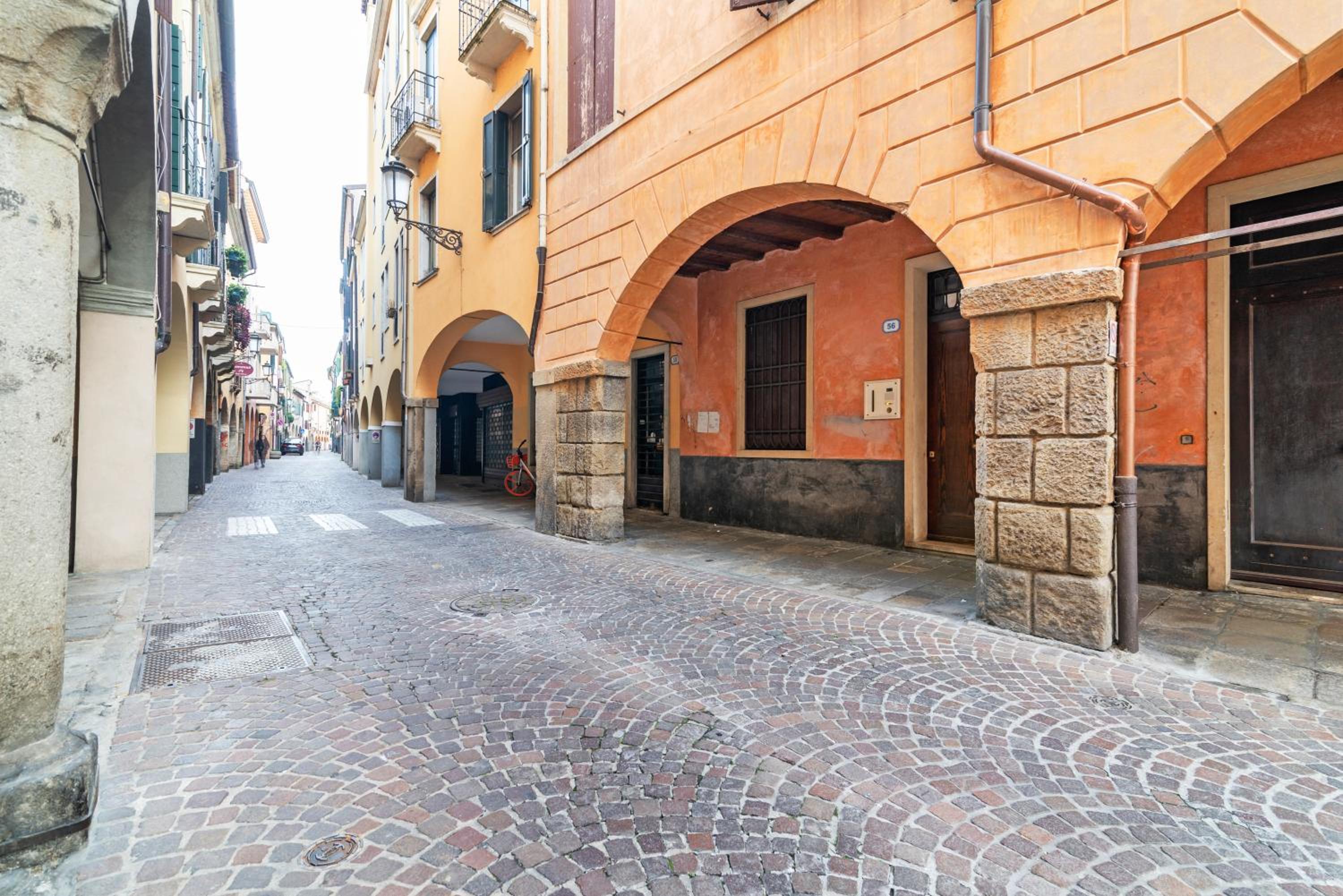 GuestHost - Padua Center Urban Flat view 3