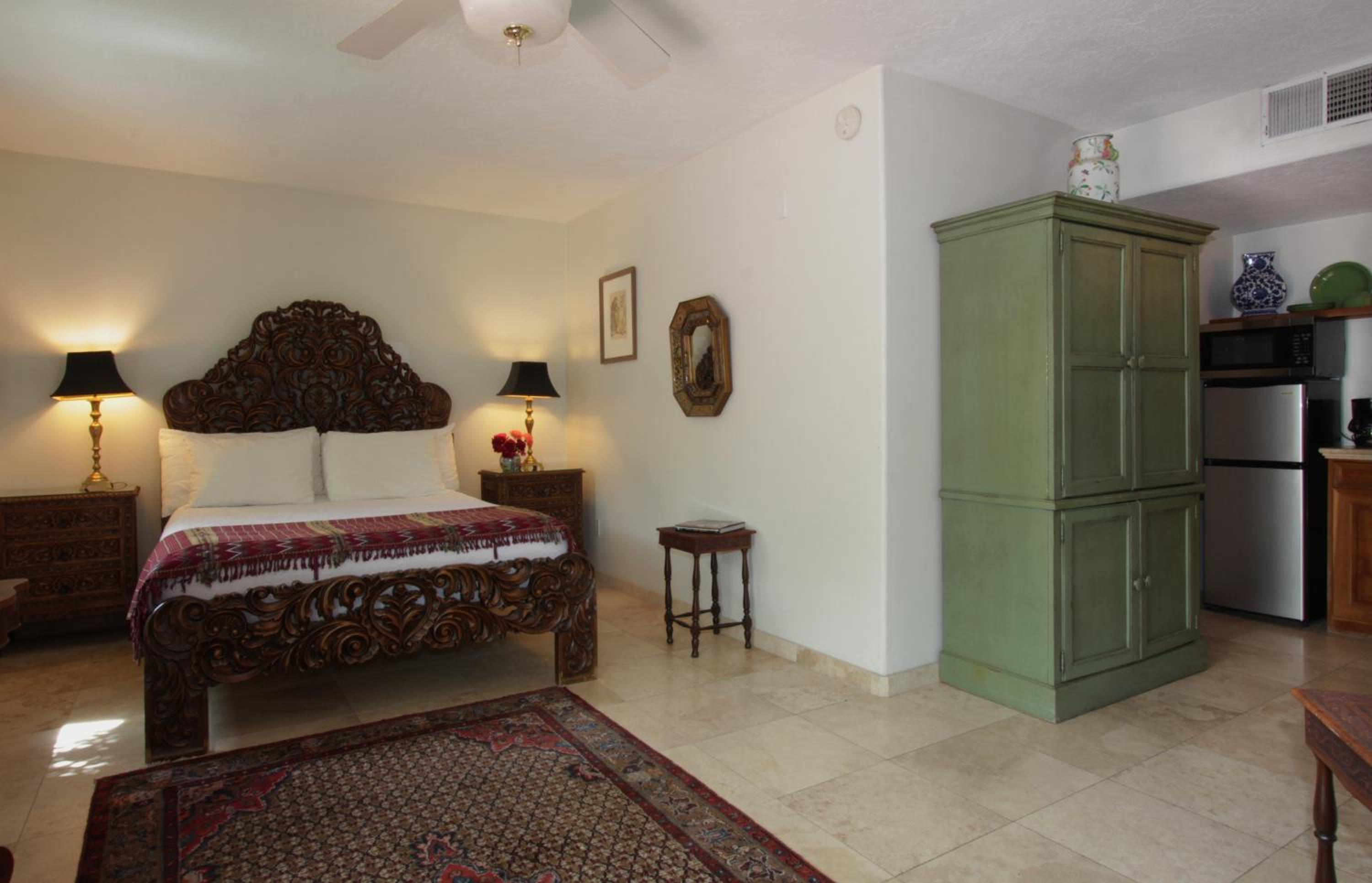 Casa Blanca Inn and Suites