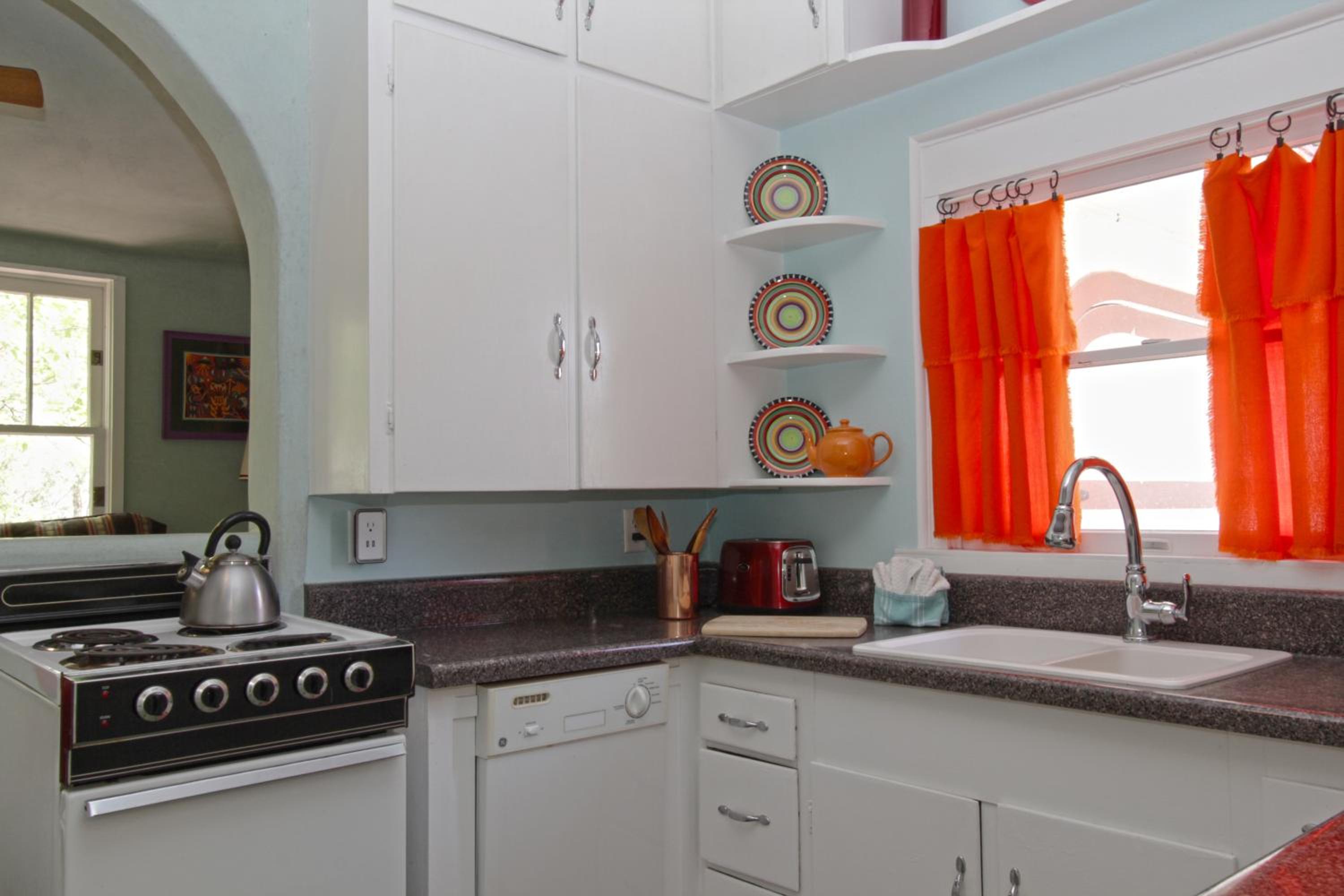 Casa Blanca Inn and Suites