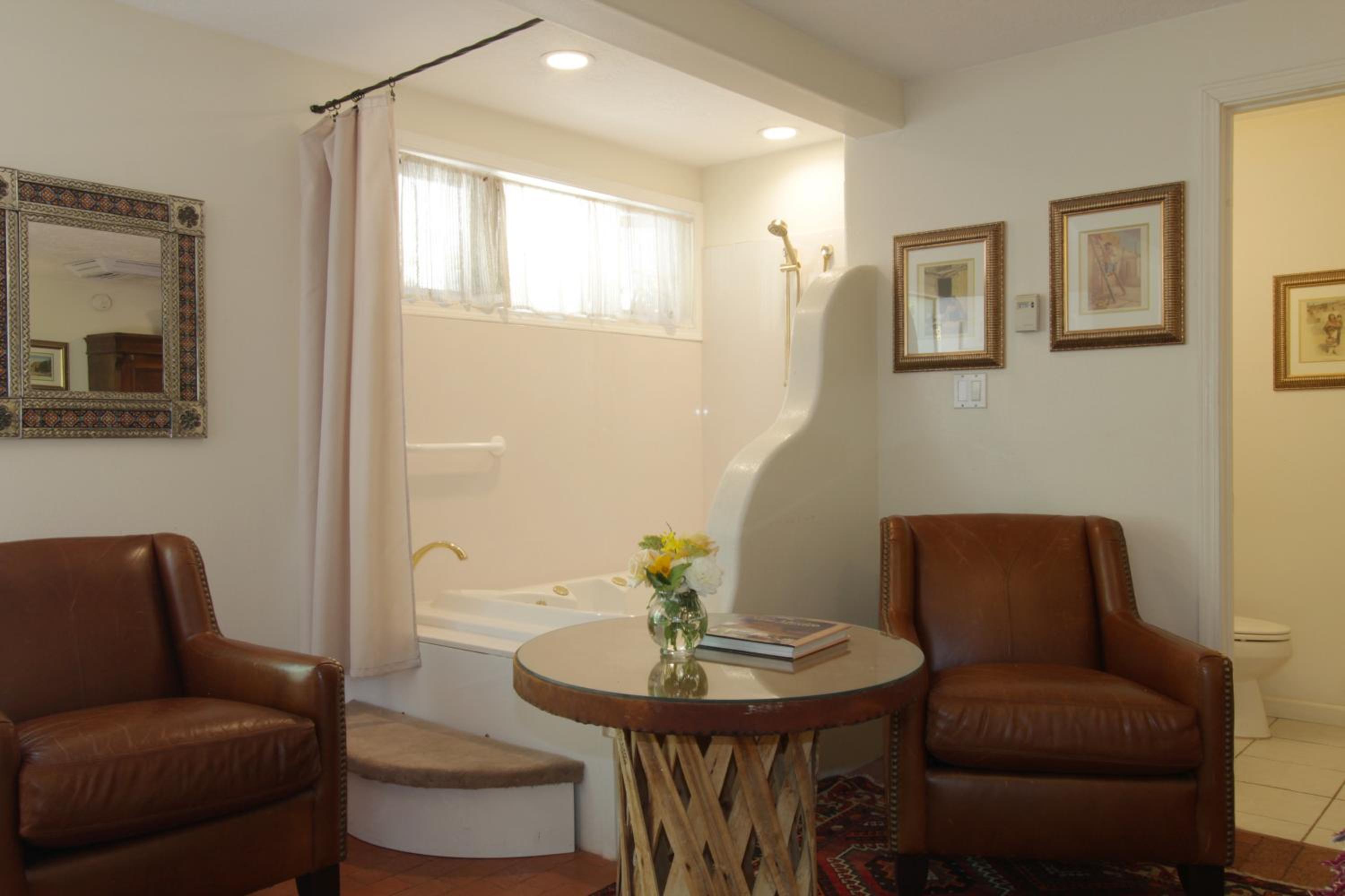 Casa Blanca Inn and Suites
