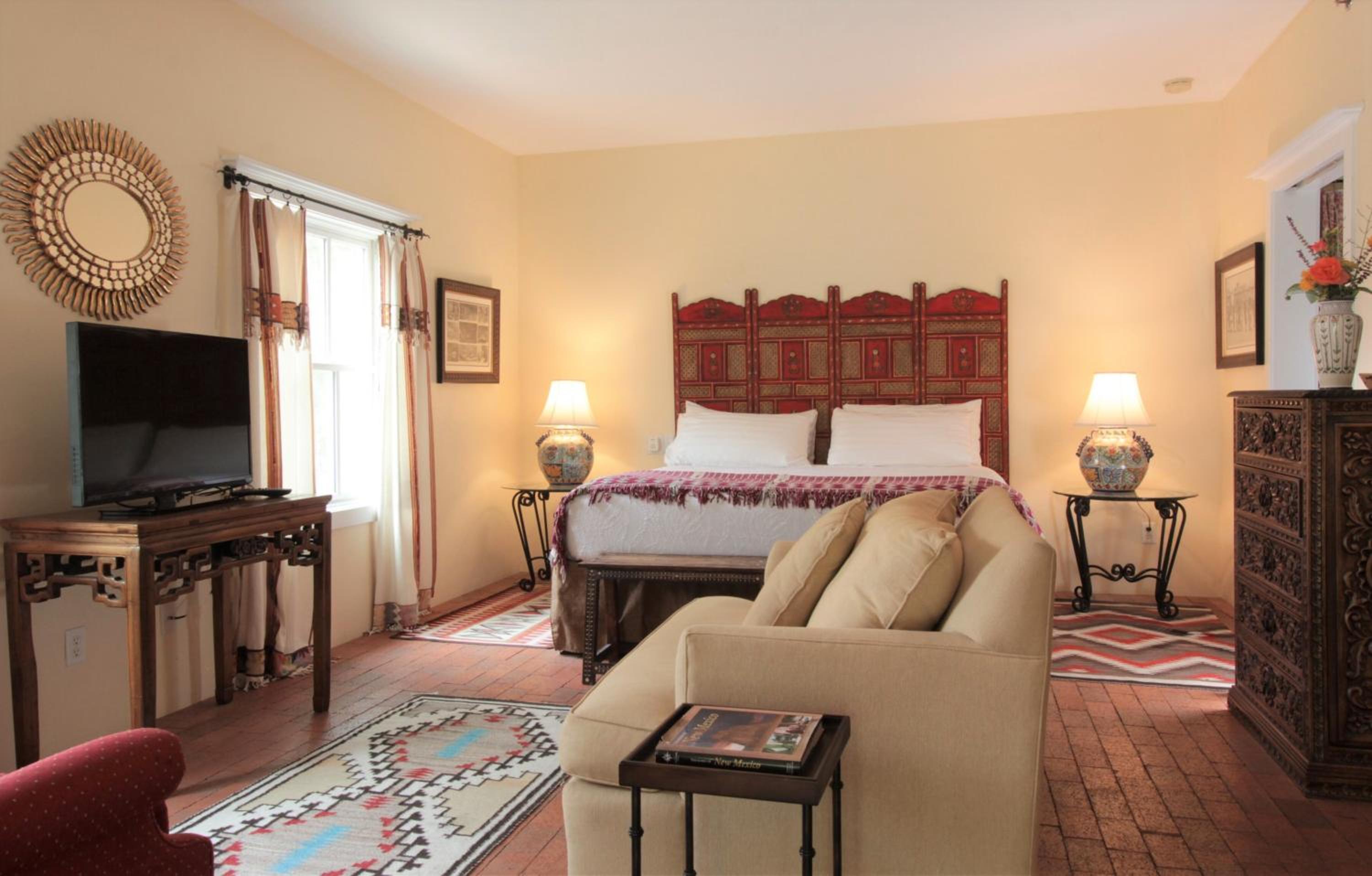 Casa Blanca Inn and Suites