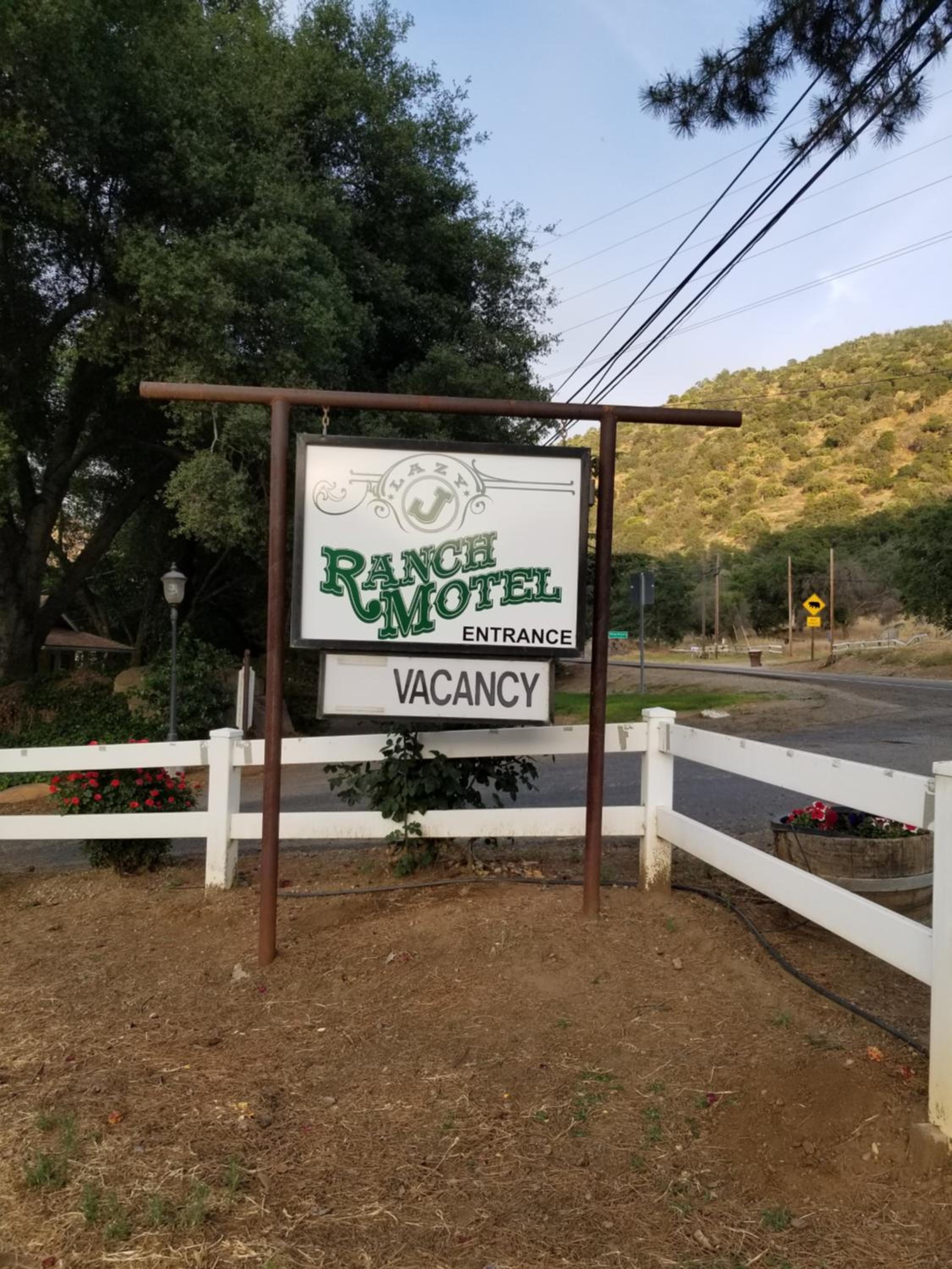 Three Rivers Vacations - Lazy J Ranch Motel - Property Image 2