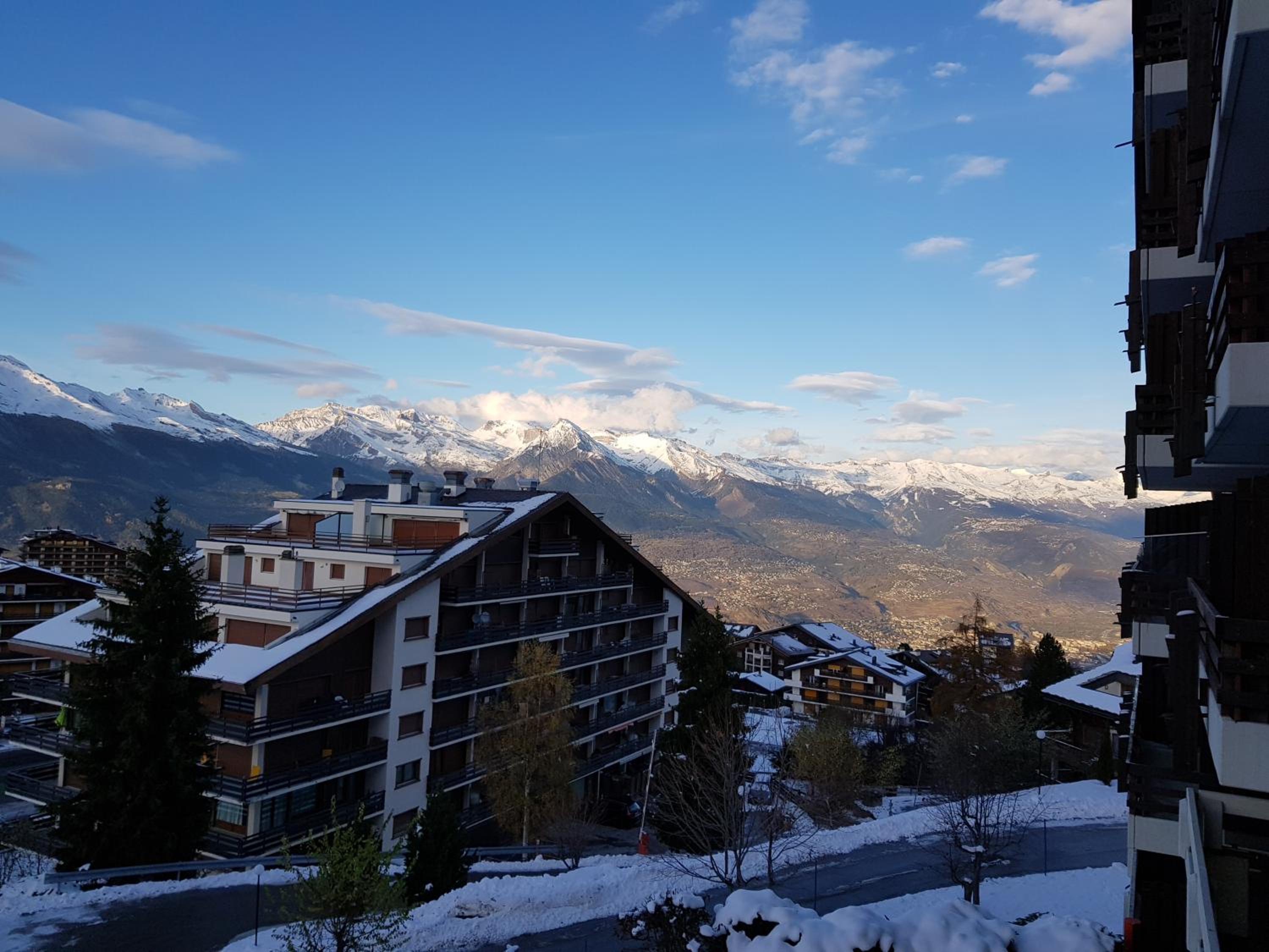 Studio Hauts-de-Nendaz G2 ski in-out view 4