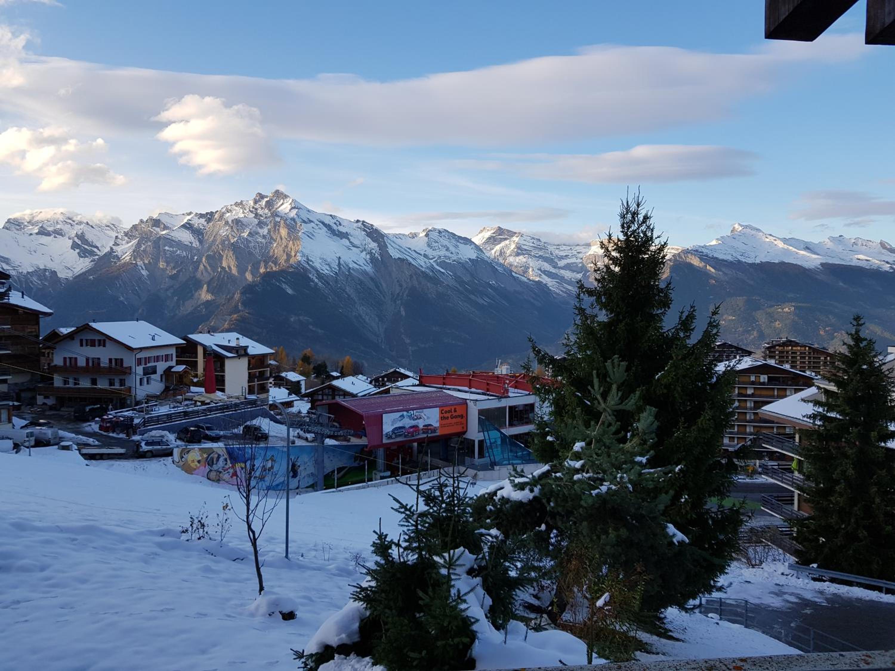 Studio Hauts-de-Nendaz G2 ski in-out view 3