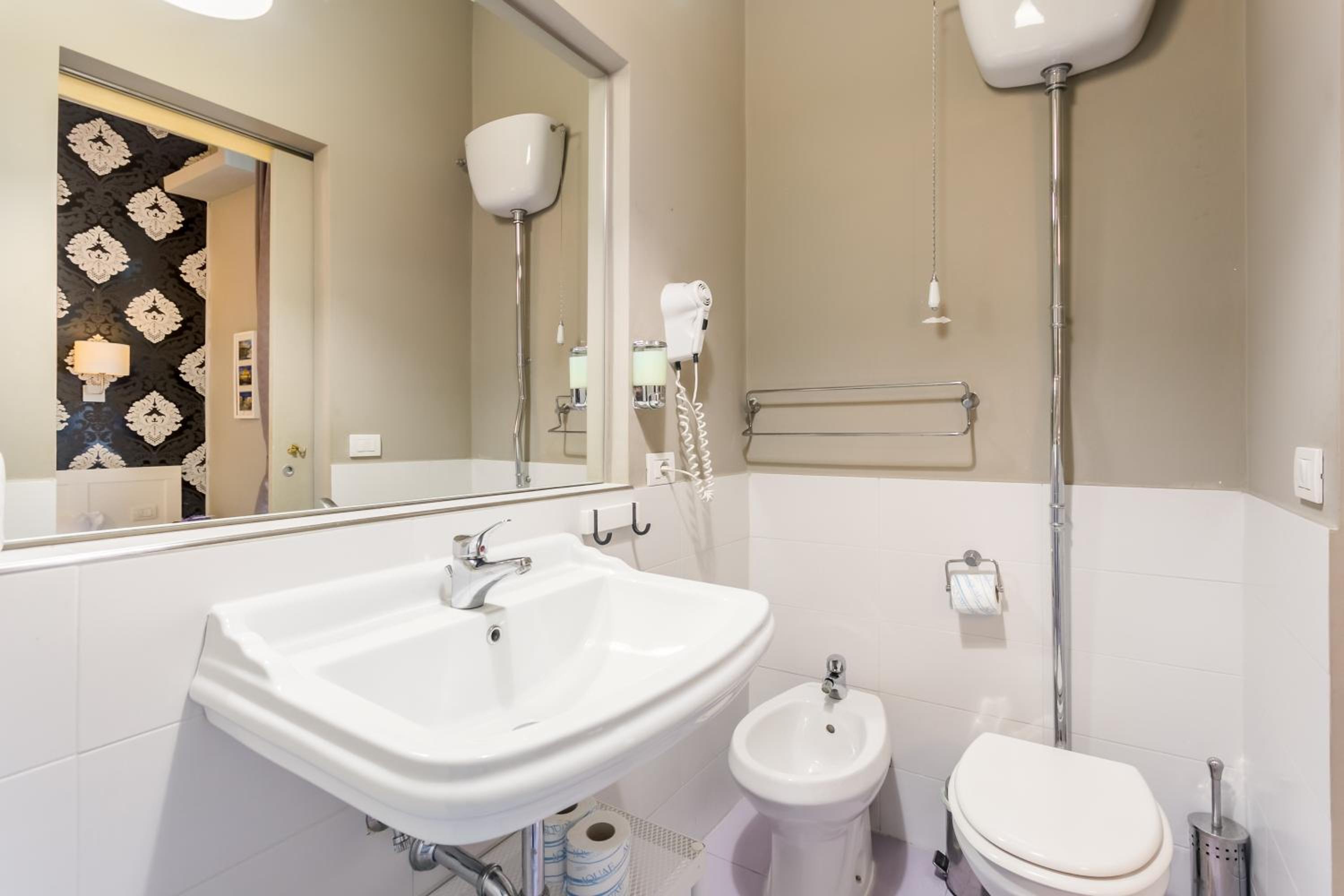 AmoRoma Suite
