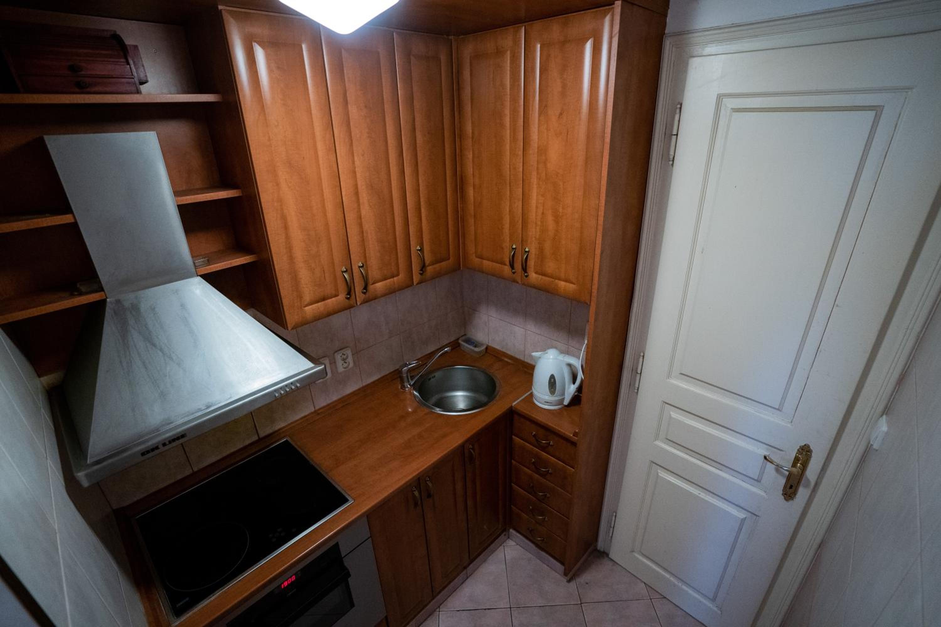 1 Bob's Apartment - 2 bedrooms and living room