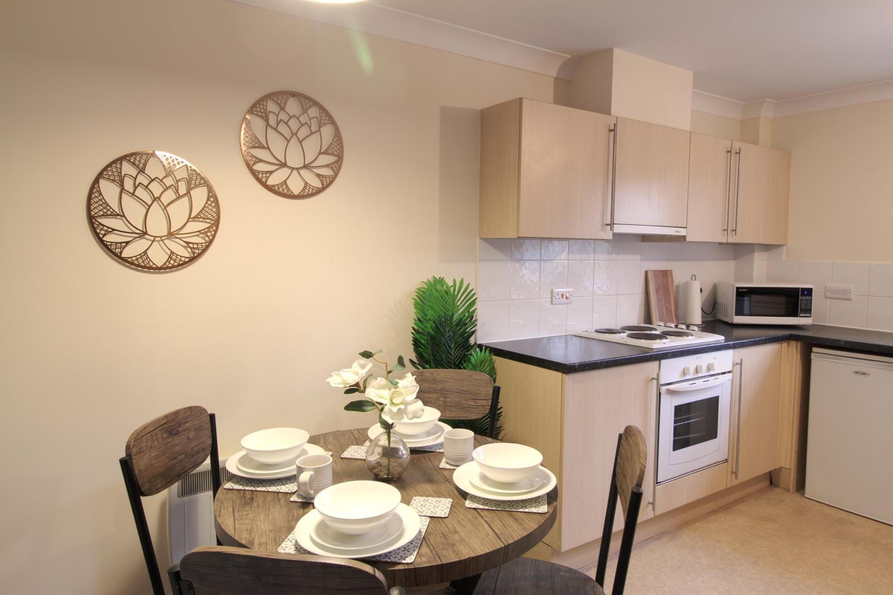 Sunnydale Serviced Apartments - Central Wakefield, spacious apartment view 5