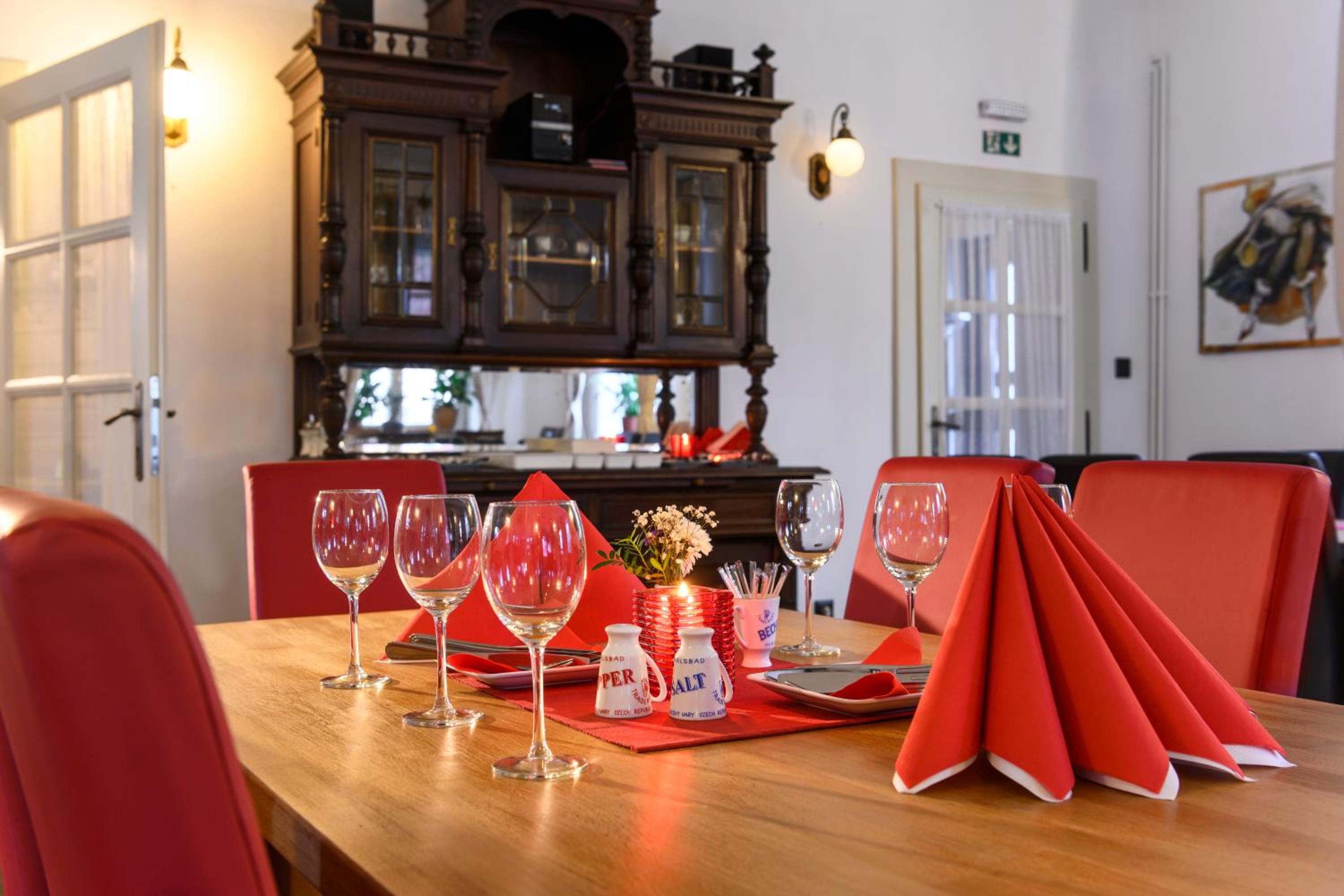 MAXMILLIAN Pension & Restaurant