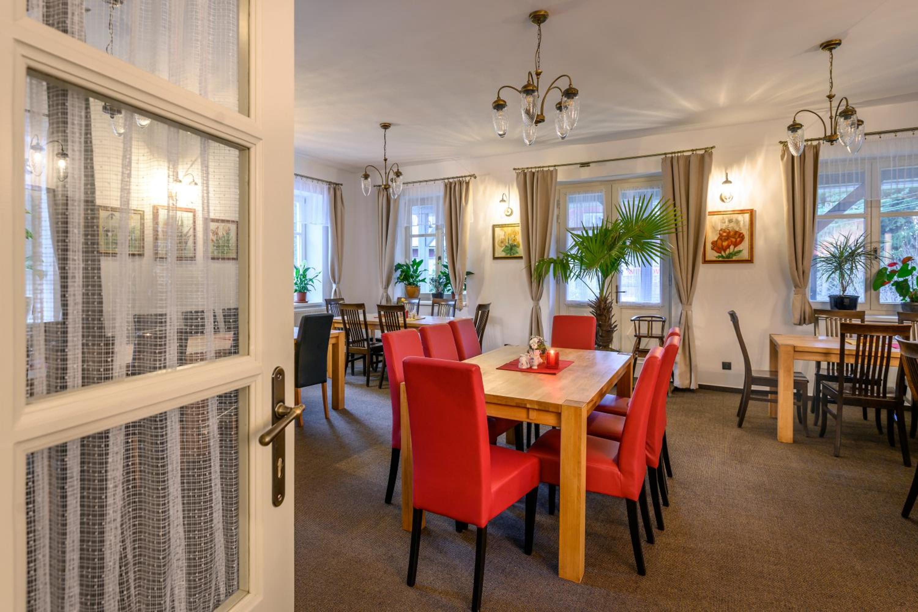 MAXMILLIAN Pension & Restaurant