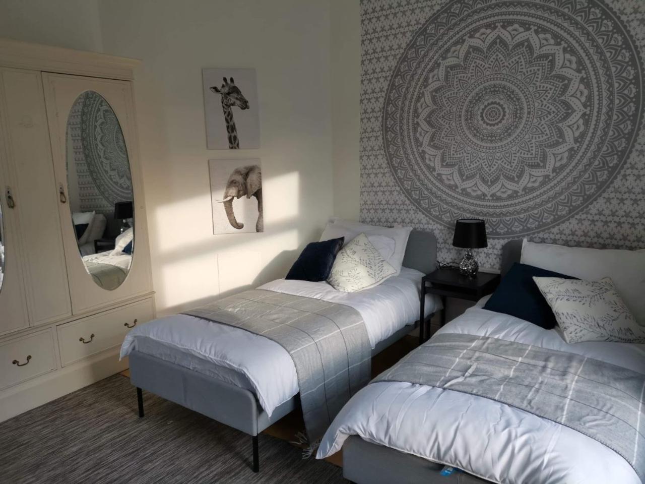 Corner House, Sleeps 8 in 4 Bedrooms, near train station, Great Value! view 2