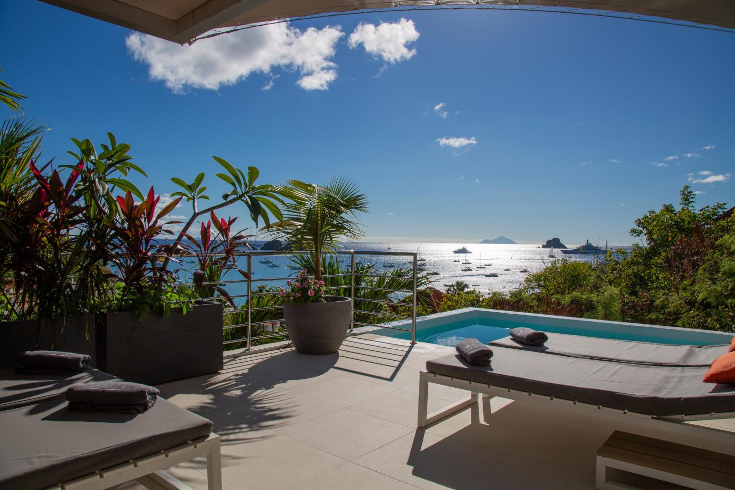 Villa AKA walking acces to beach