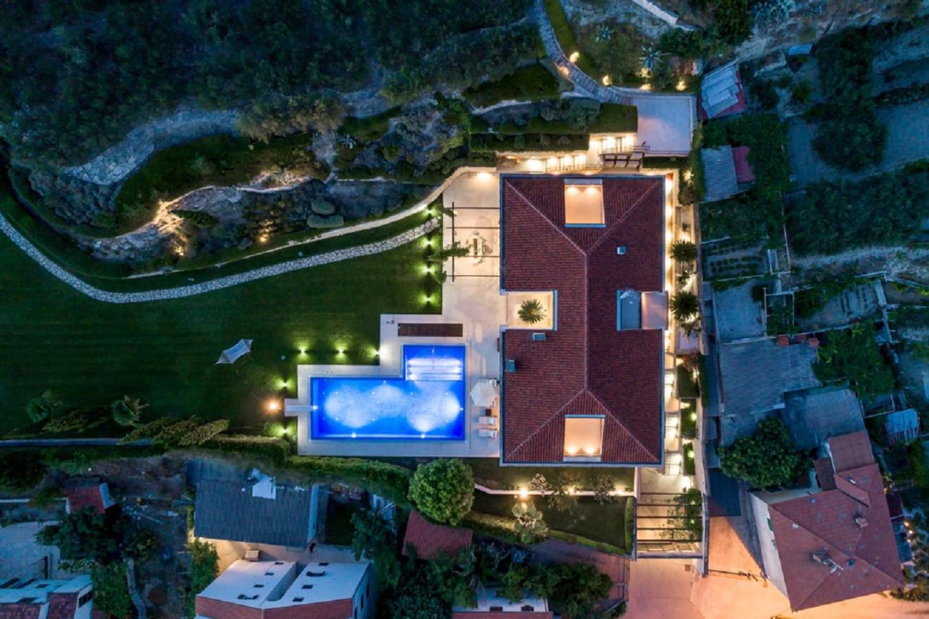 Exclusive Villa Marnano - Split center view 5
