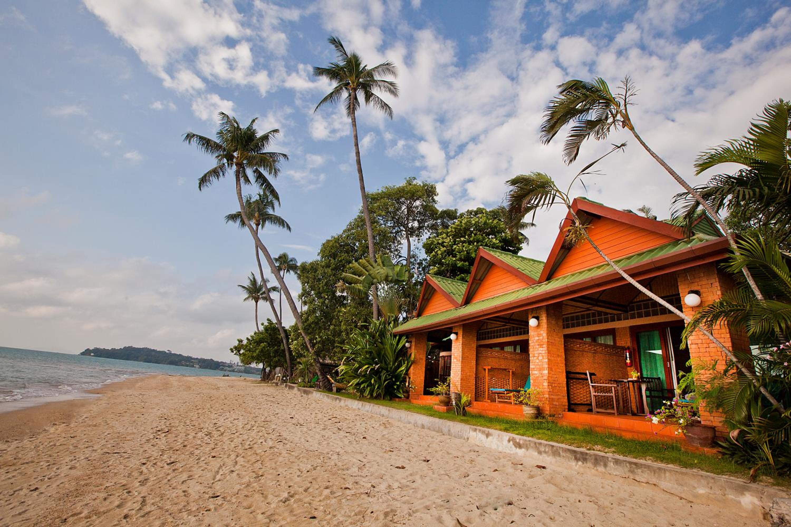 Hotel Friendship Beach Resort & Atmanjai Wellness Centre