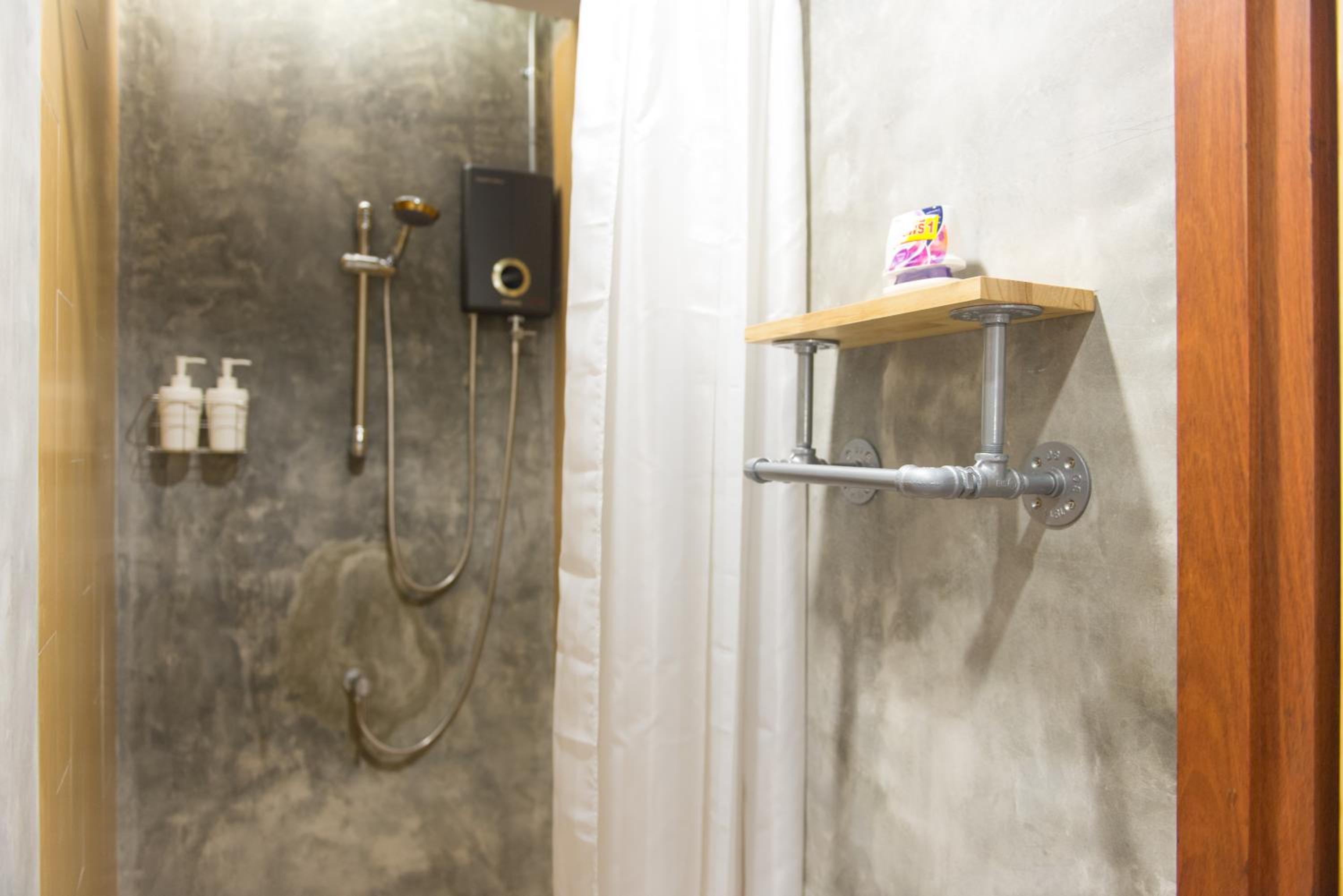 Barn & Bed Hostel at BTS Phrom Phong