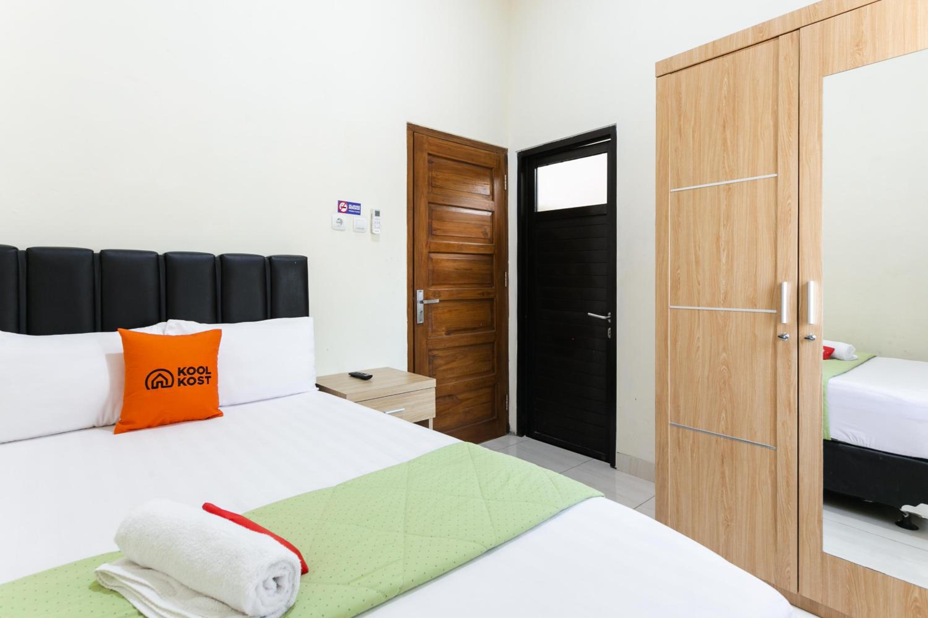 RedDoorz Syariah near Purwosari Train Station view 3