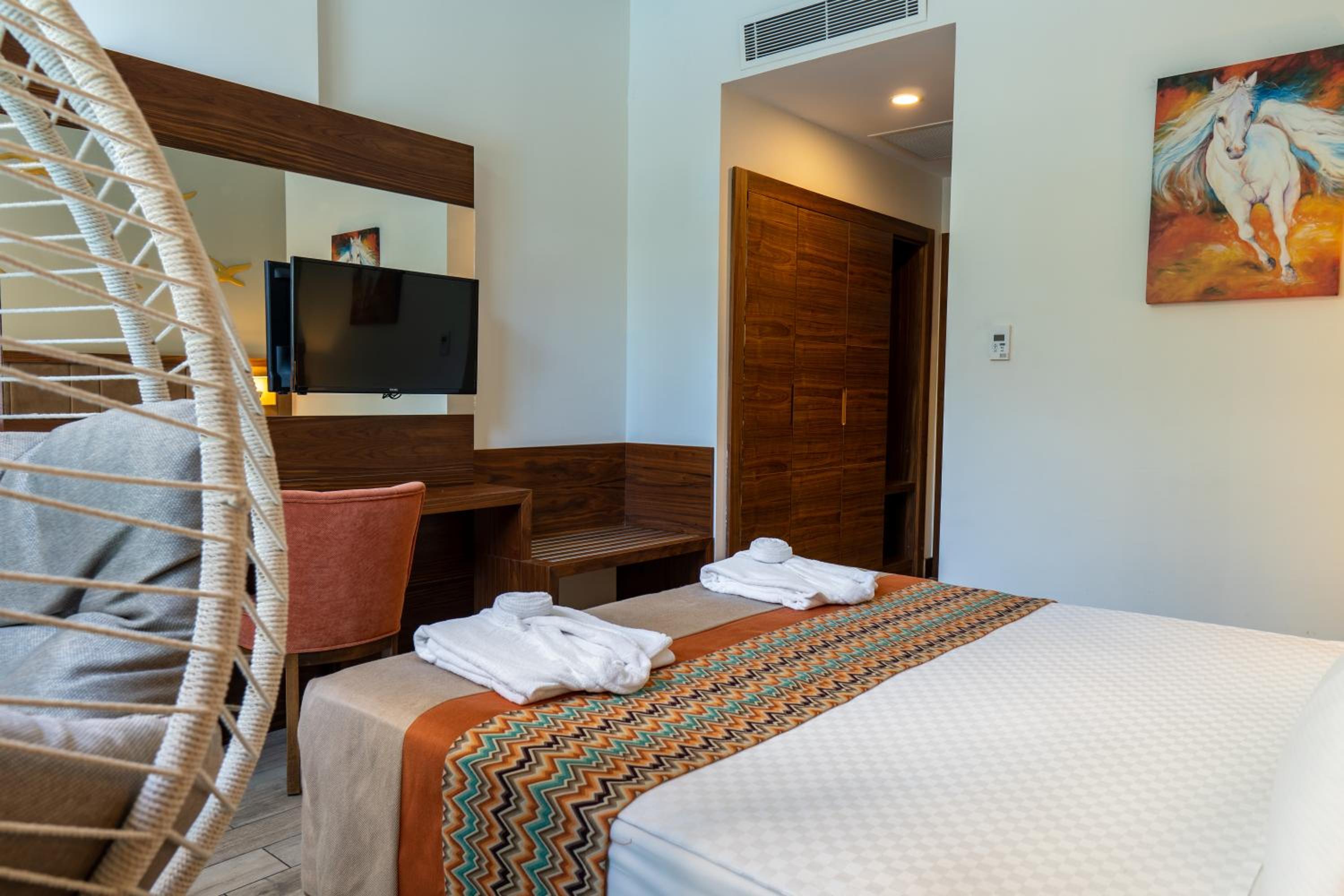 Side Royal Palace - Image 13