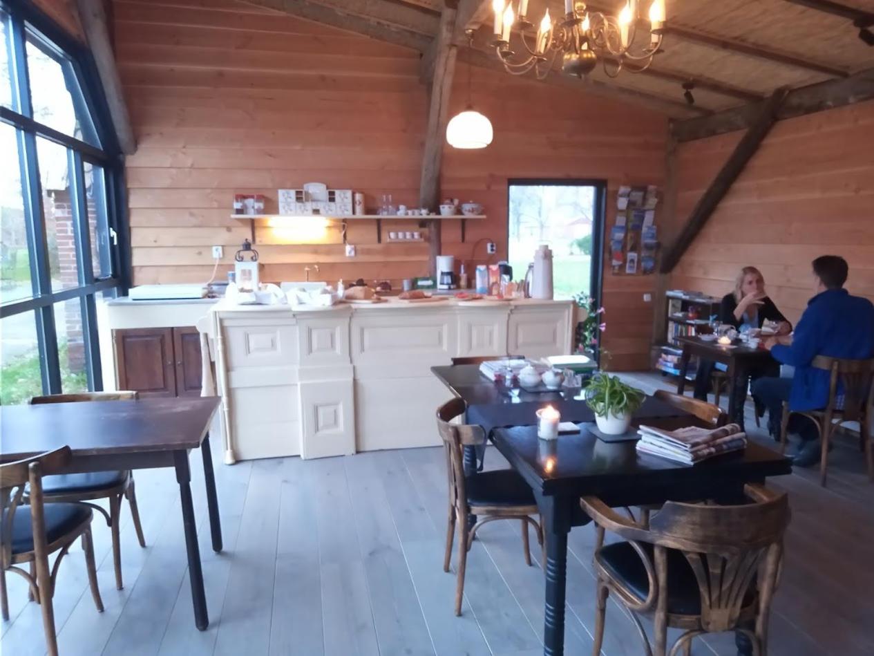 Pipowagen Lidewei Groningen Westerwolde unieke ligging met eigen tuin en vrij uitzicht over veld naar natuurgebied