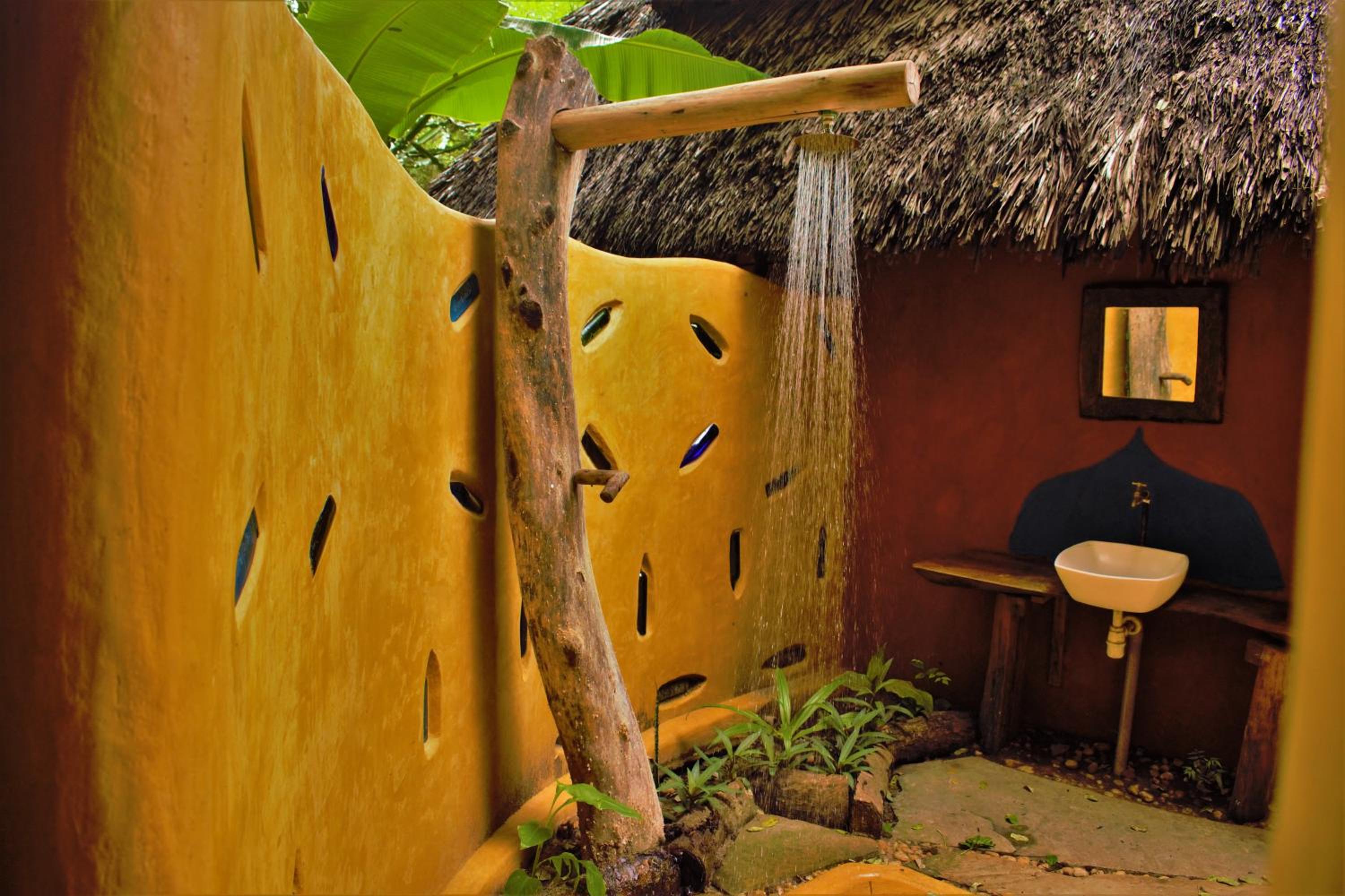 Distant Relatives Ecolodge & Backpackers
