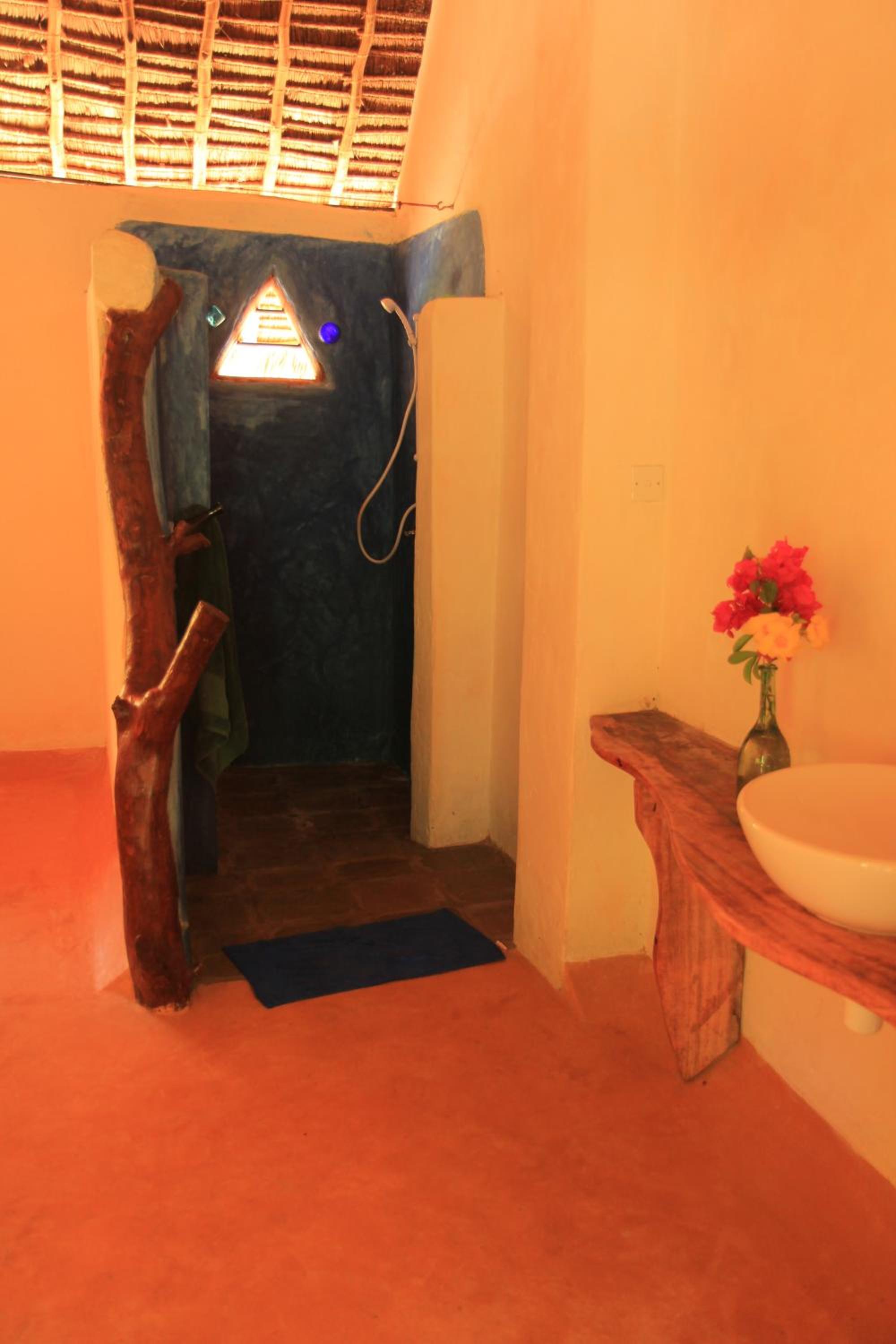 Distant Relatives Ecolodge & Backpackers