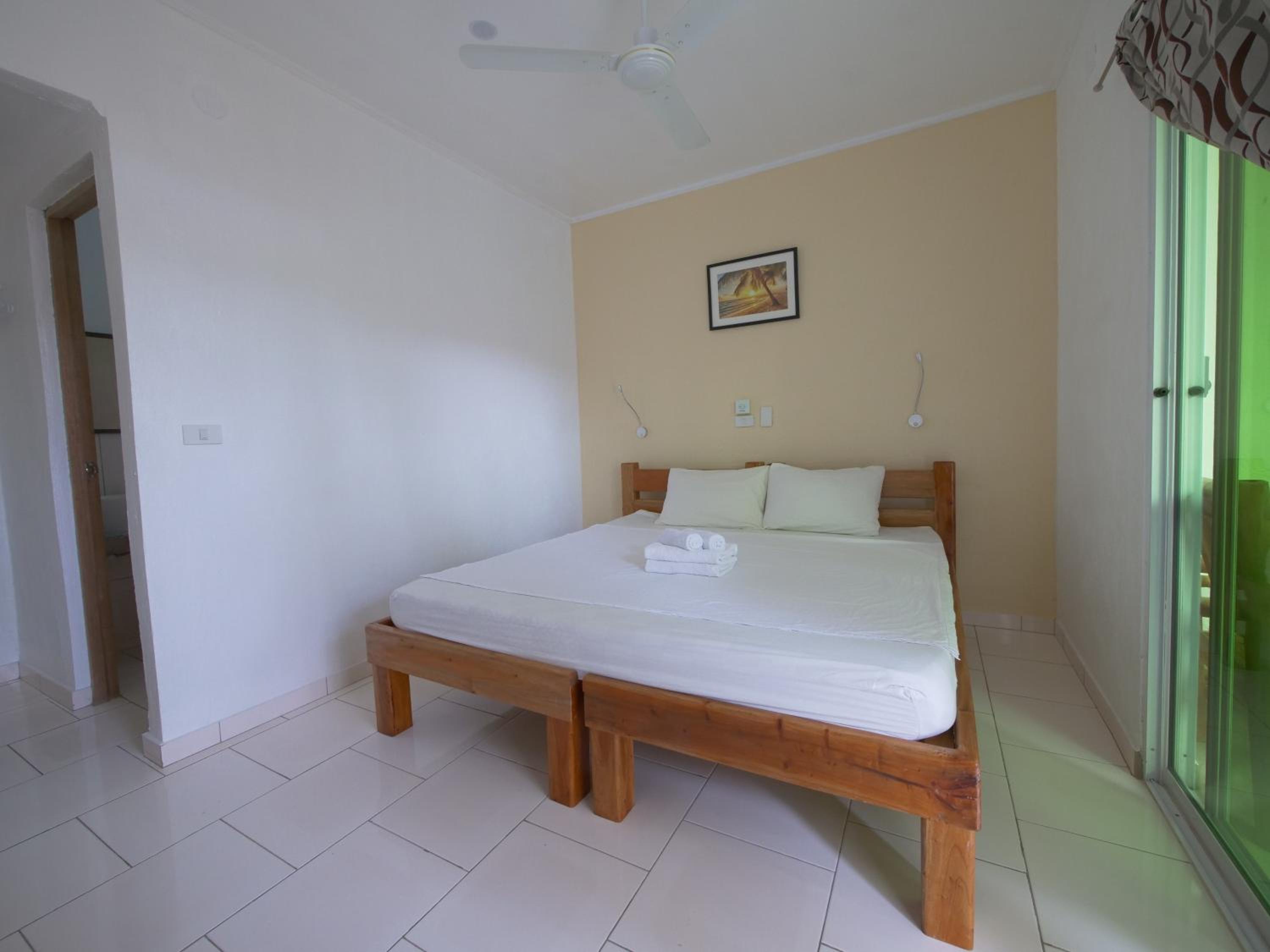 Alona Gecko Inn