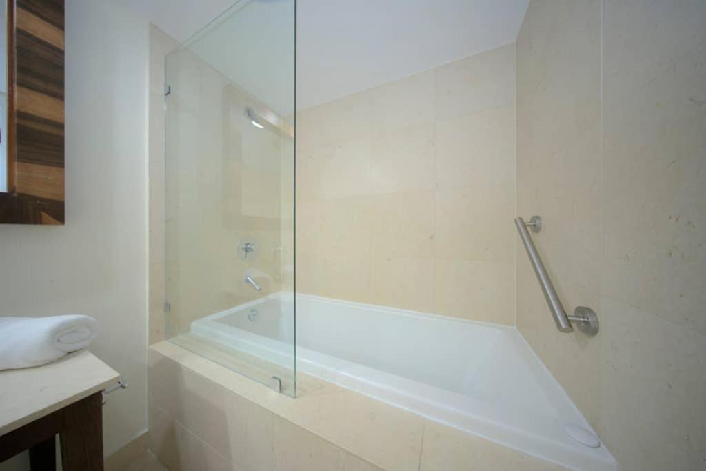 LUXURY ICON BRICKELL CONDO @46TH, SPA & GYM & POOL
