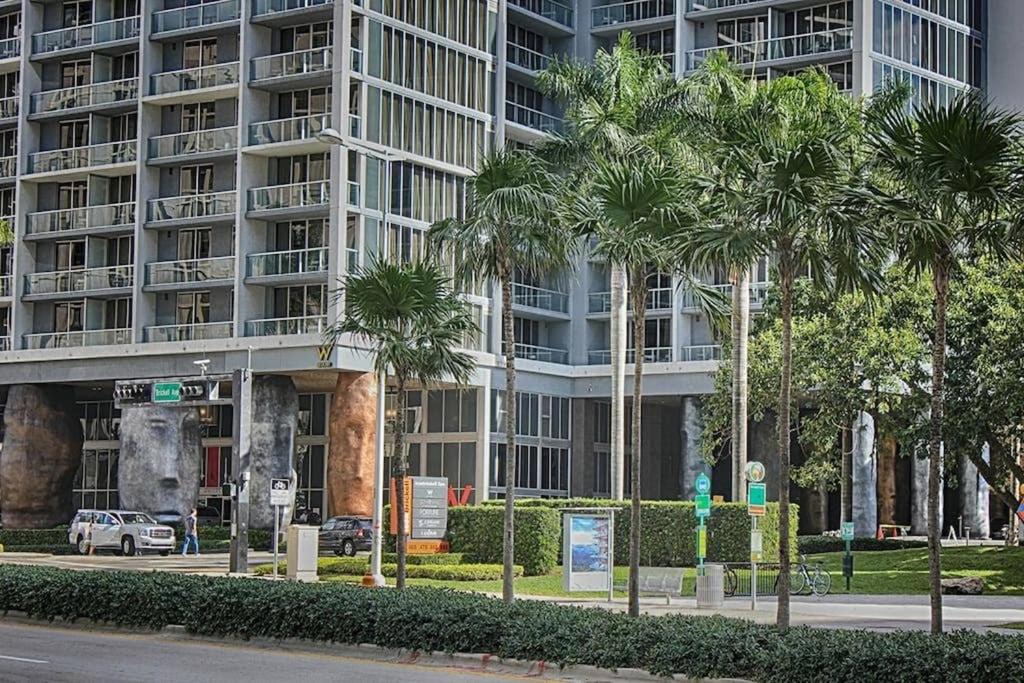 LUXURY ICON BRICKELL CONDO @46TH, SPA & GYM & POOL