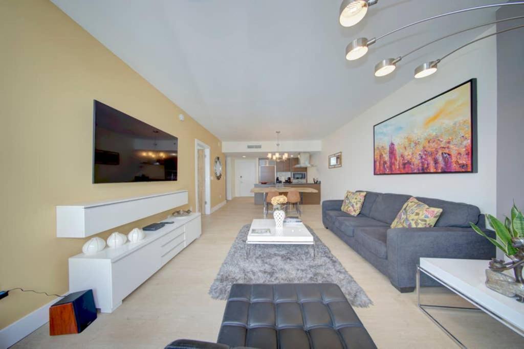 LUXURY ICON BRICKELL CONDO @46TH, SPA & GYM & POOL