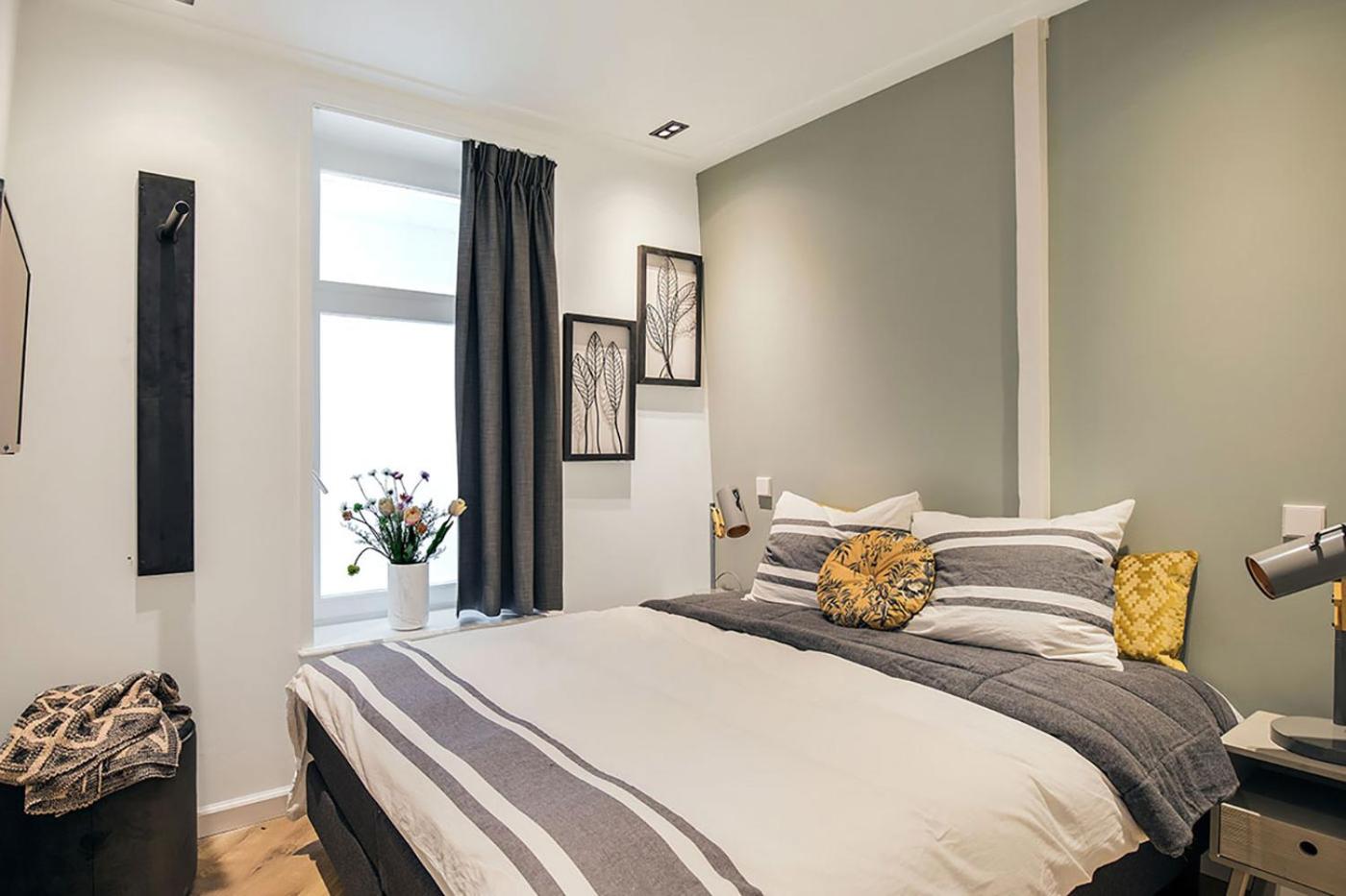 Damrak Short Stay Amsterdam